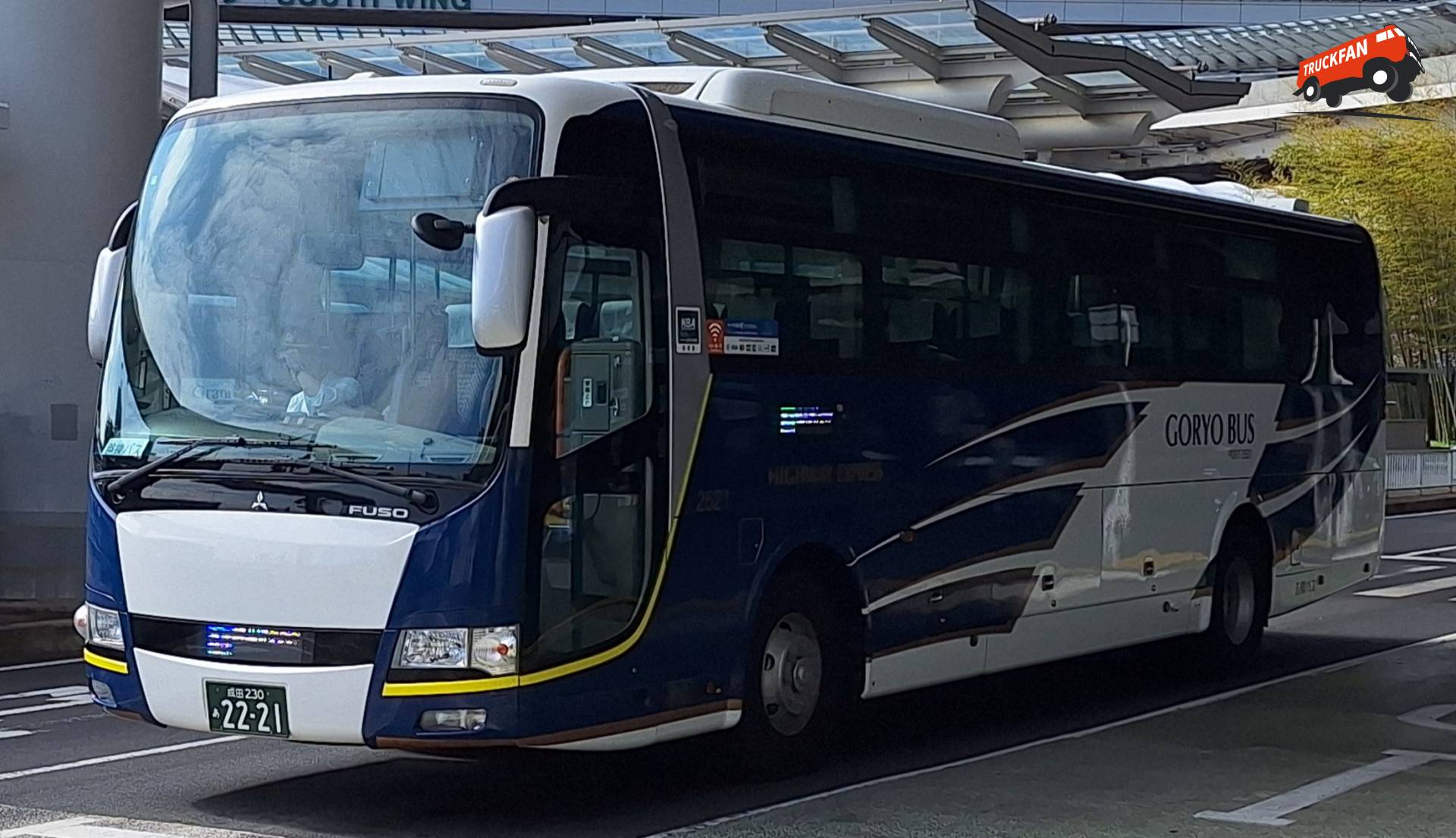 Mitsubishi Fuso Aero Ace bij vliegveld Narita