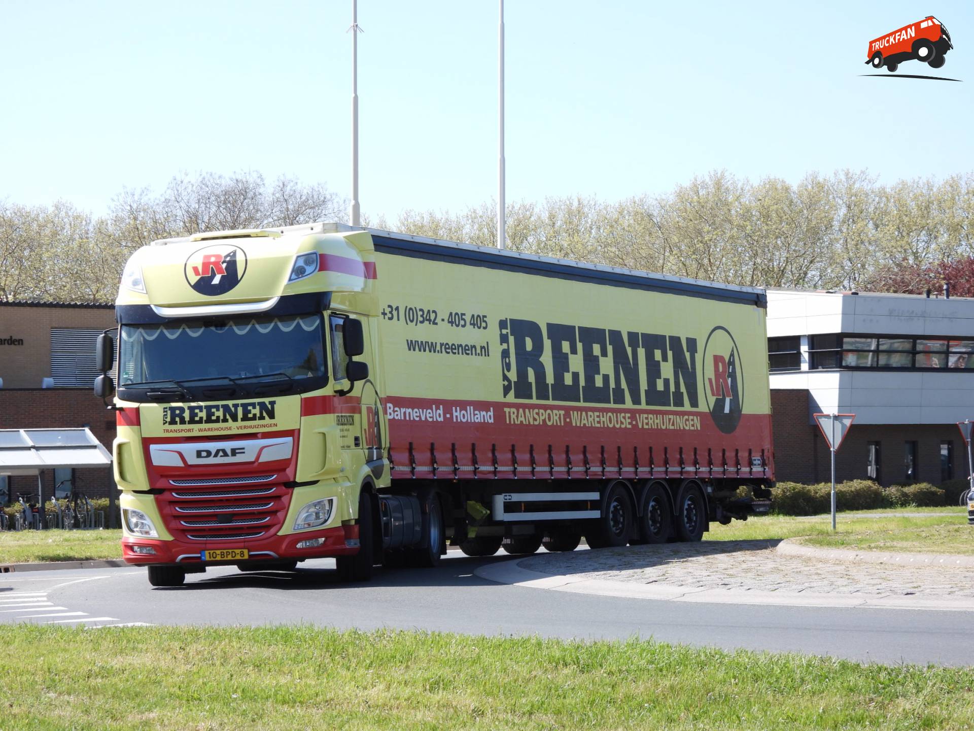 DAF XF 480 FT vrachtwagen bij Lopikerplein Schoonhoven