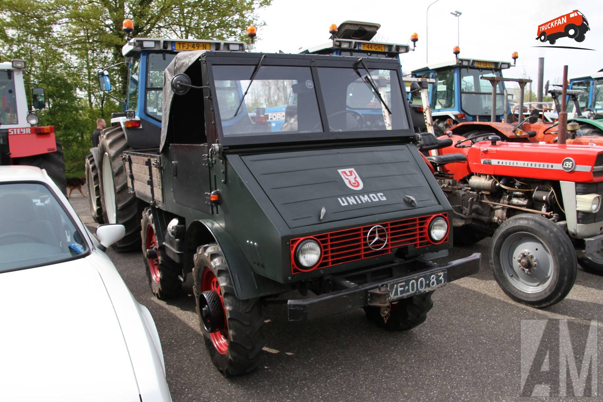 Unimog 401 op Koningsdag 2026 in Minnertsga