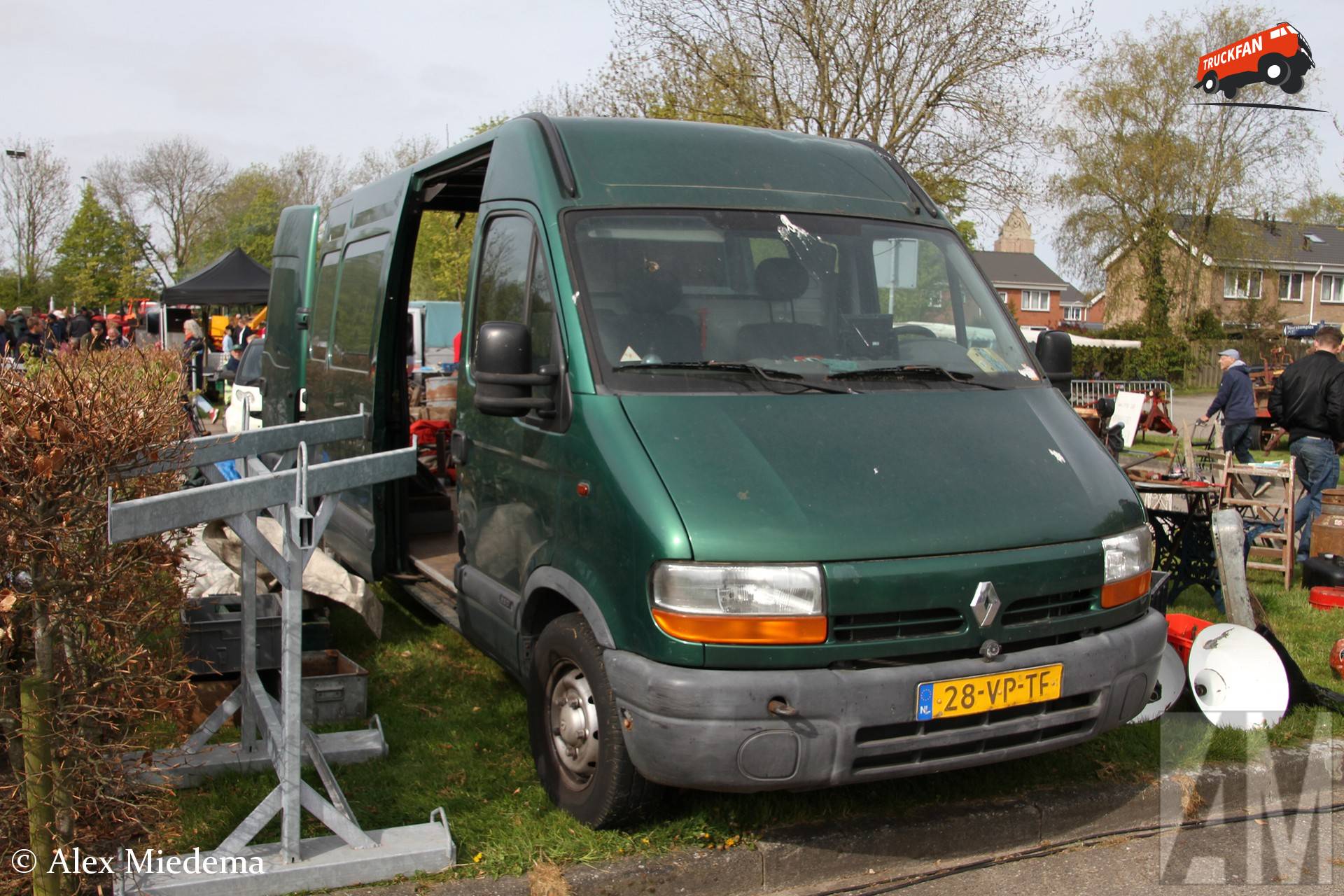 Renault Master als 'verkoopwagen' op Oldtimerdei Minnertsga