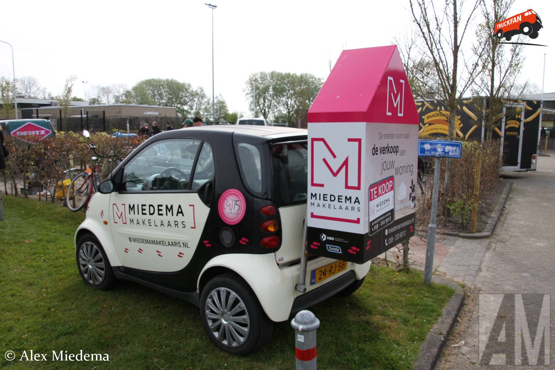 Smart ForTwo met klein huisje als rugzak