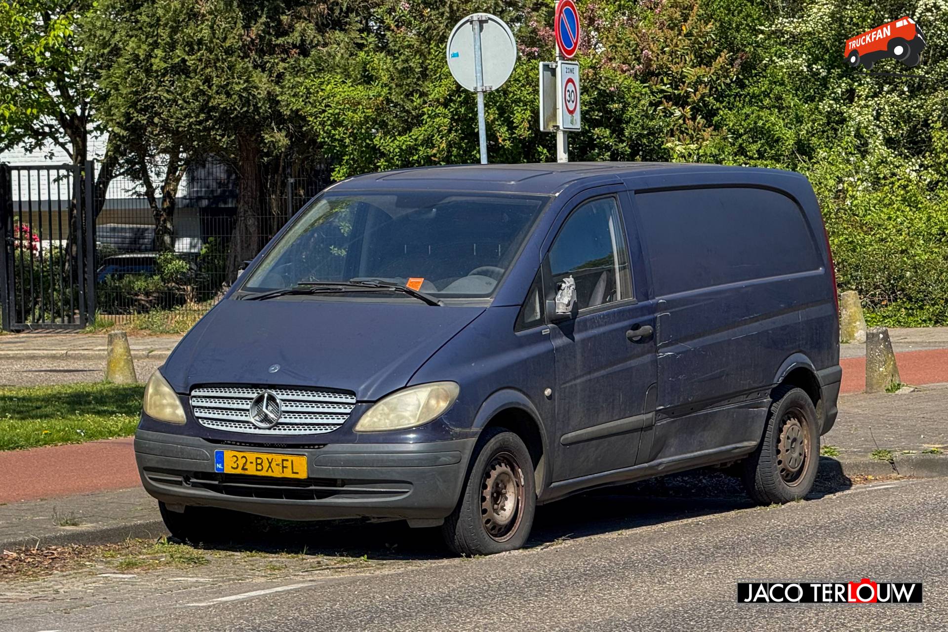 Afgeleefde Mercedes-Benz Vito in Roosendaal