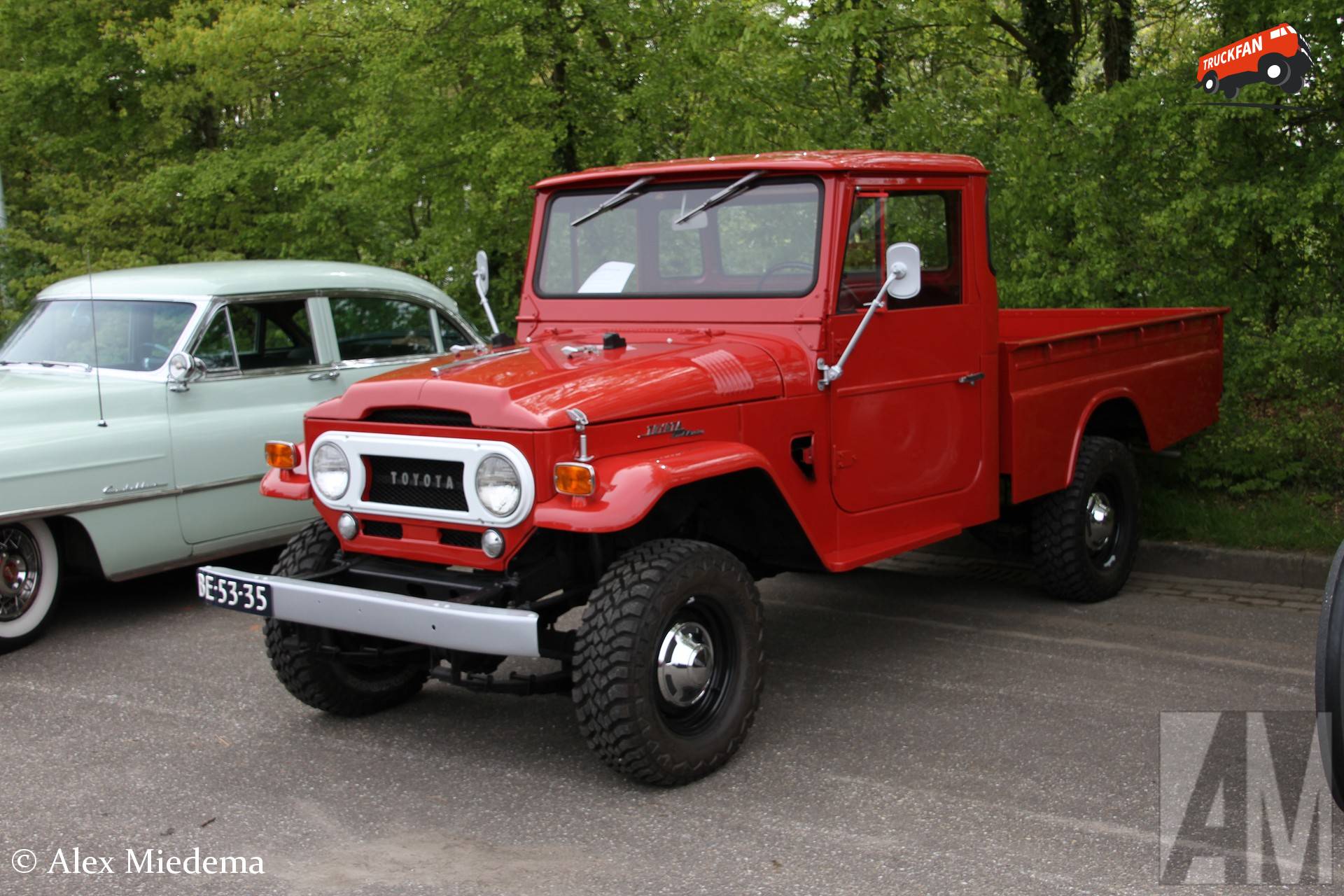 Oldtimer Toyota Landcruiser FJ45 op Koningsdag Minnertsga