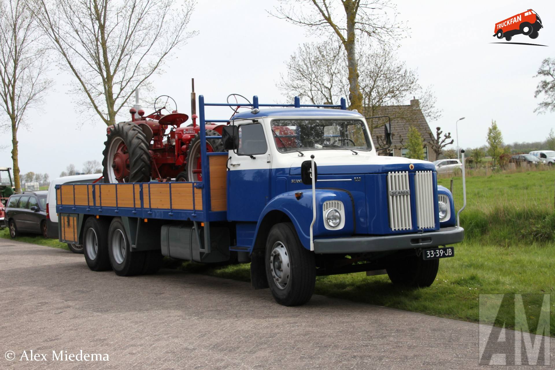Scania L111 met Farmall tractoren in Minnertsga