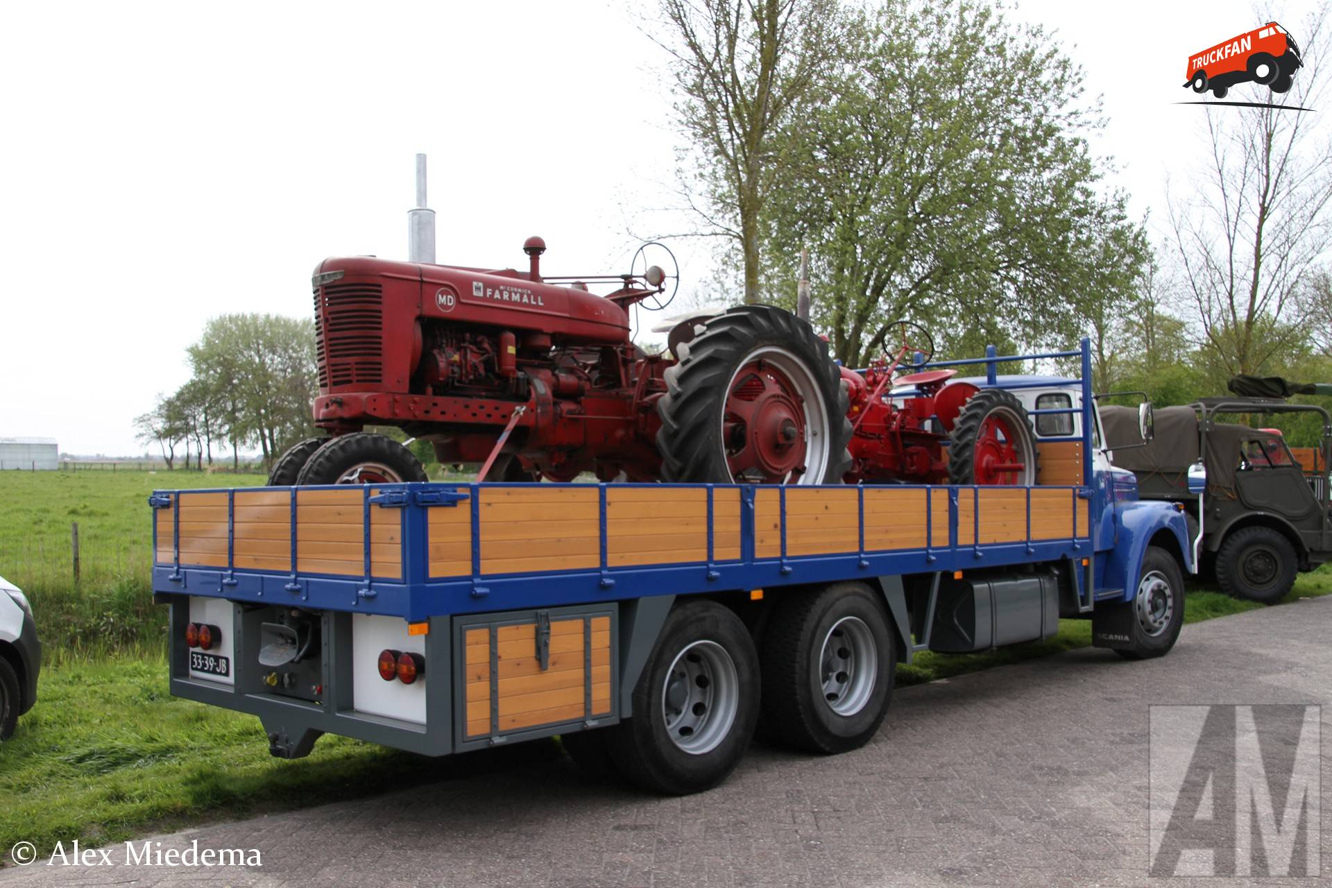 Scania L111 met Farmall tractoren in Minnertsga