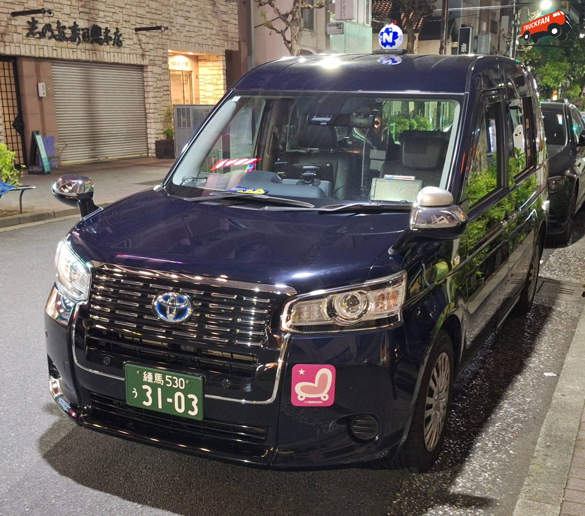 Toyota JPN Taxi geparkeerd in Tokyo