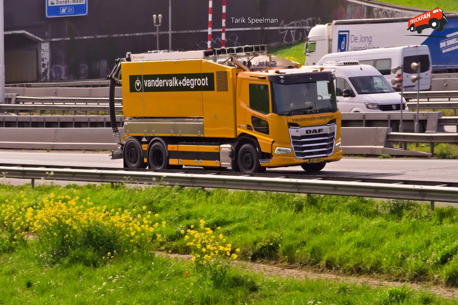 DAF XD vrachtwagen BD-680-J op A16