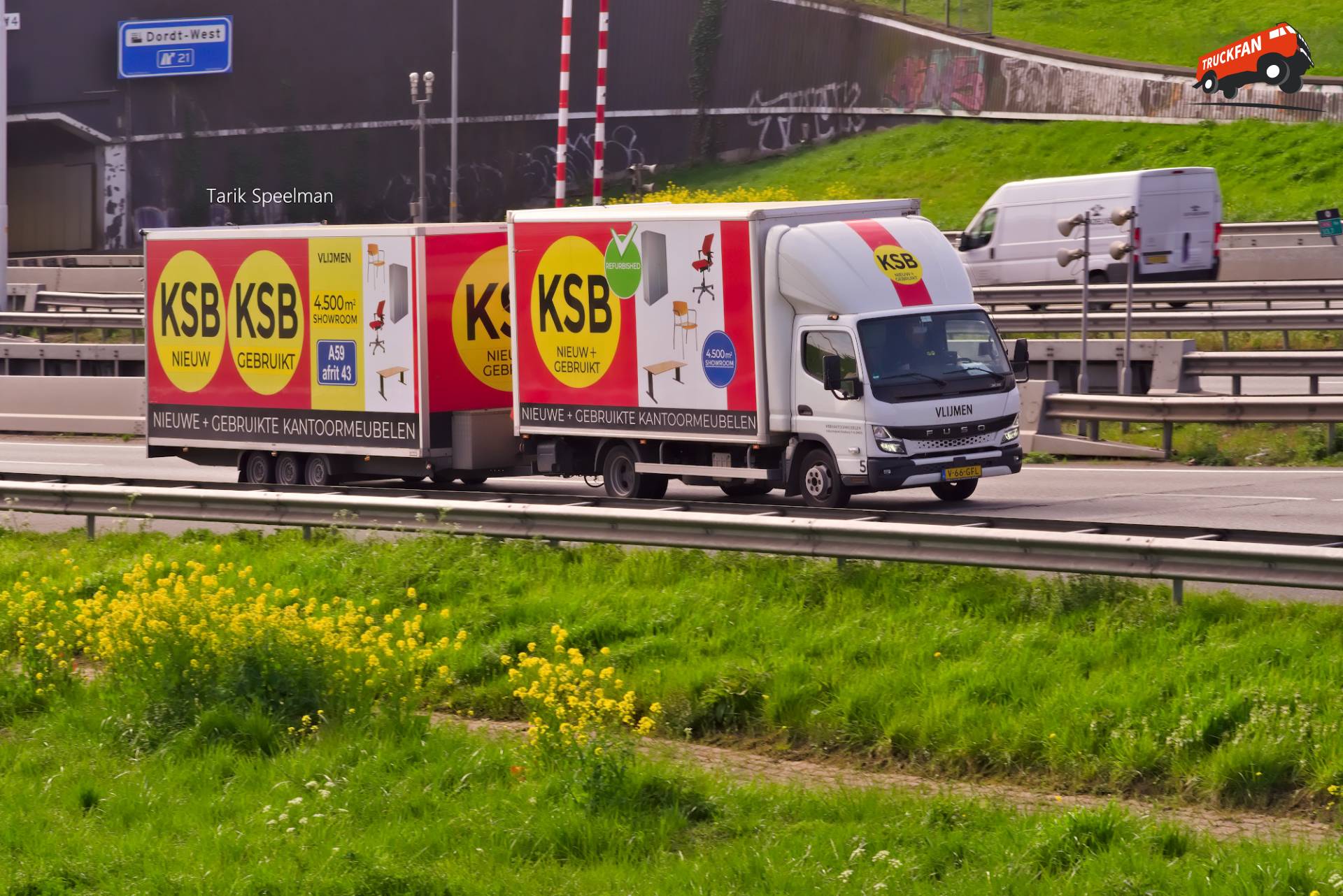 Fuso Canter vrachtwagen met kenteken V-66-GFL