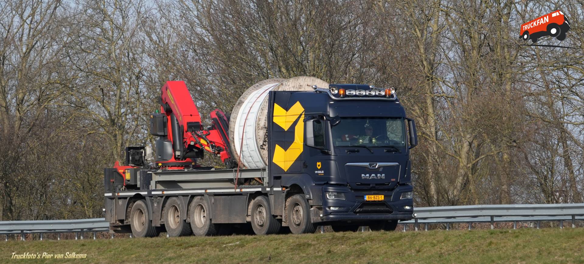 MAN TGX vrachtwagen bij A7 Sneek