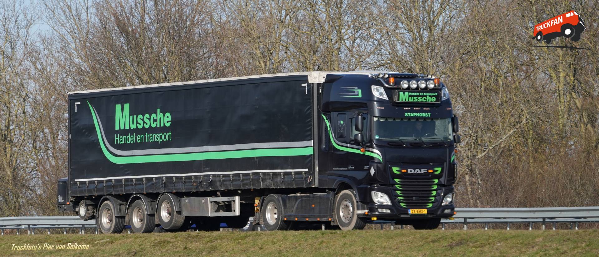 DAF XF vrachtwagen bij A7 Sneek
