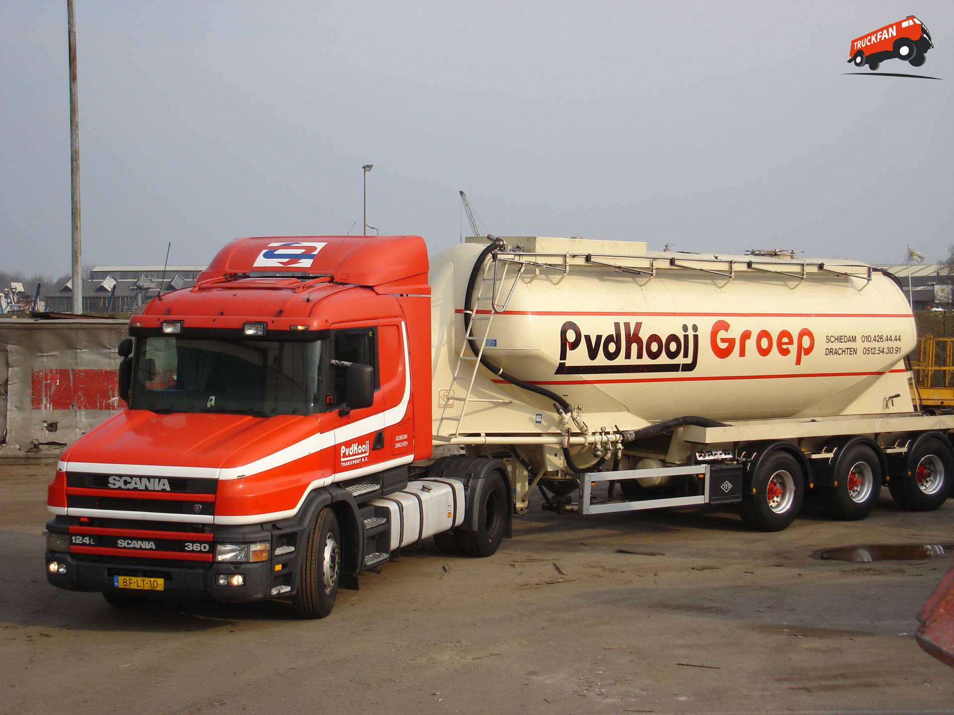 Scania 360 van P. vd Kooijgroep voor diervoedertransport
