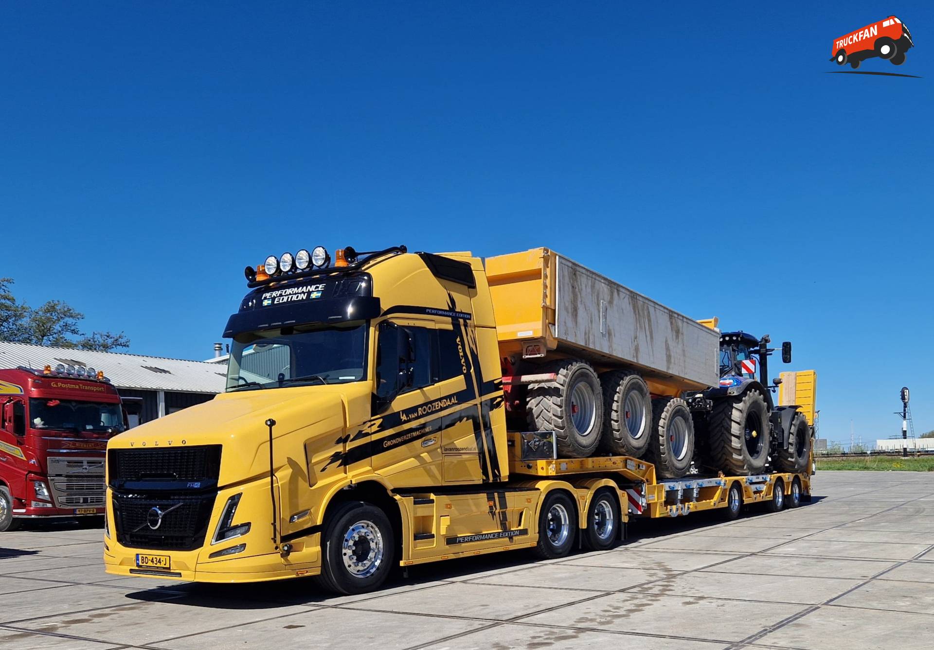 Volvo VT5 Aero vrachtwagen met Faymonville MultiMax oplegger