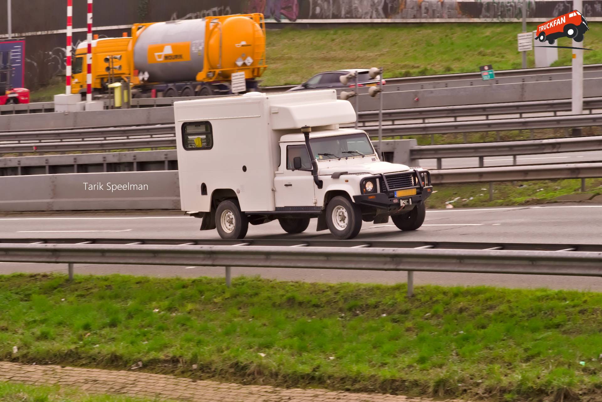 Land Rover Defender camper op A16