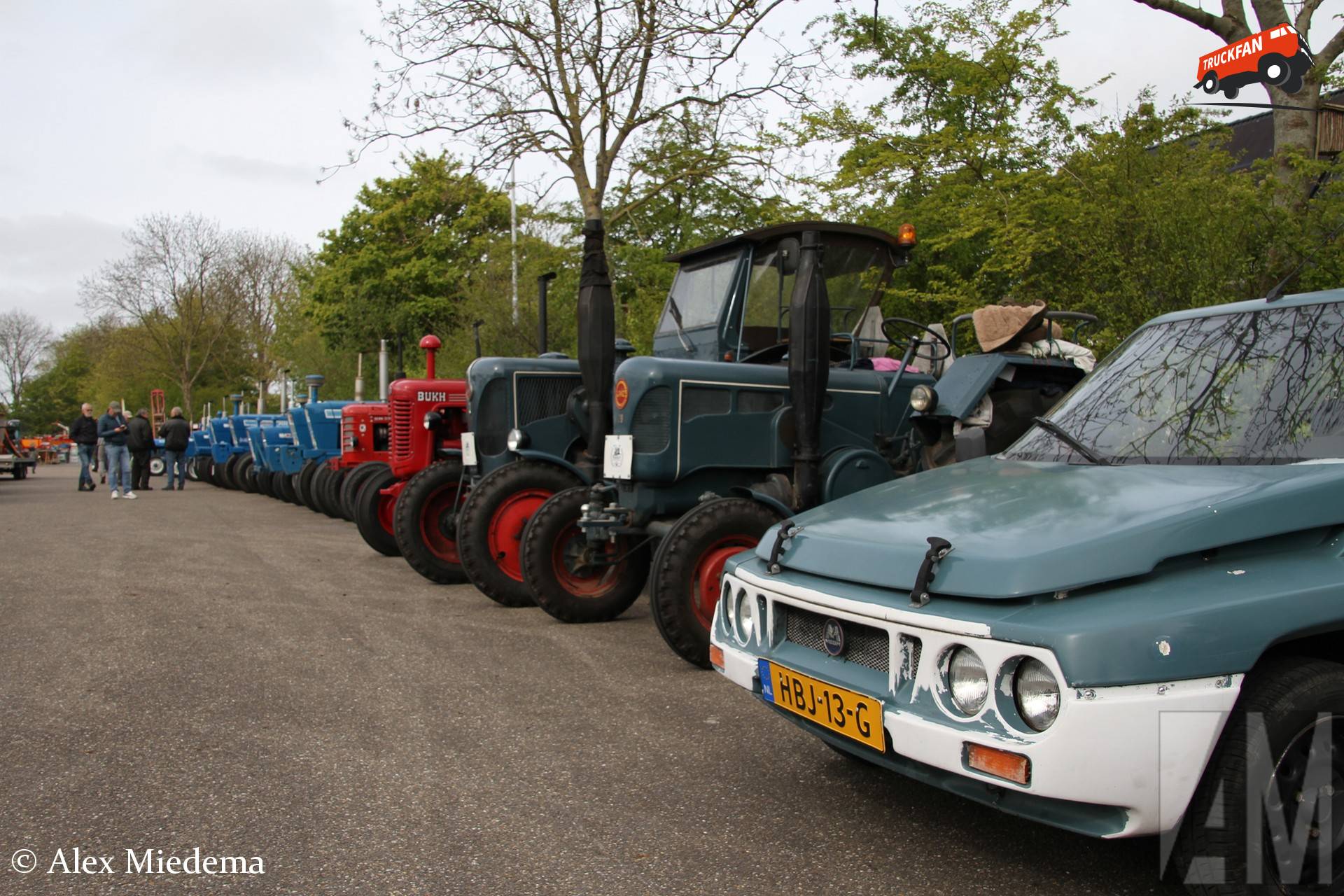 Mijn eigen Mega Club mooi in het gelid met de trekkers op Oldtimerdei Minnertsga