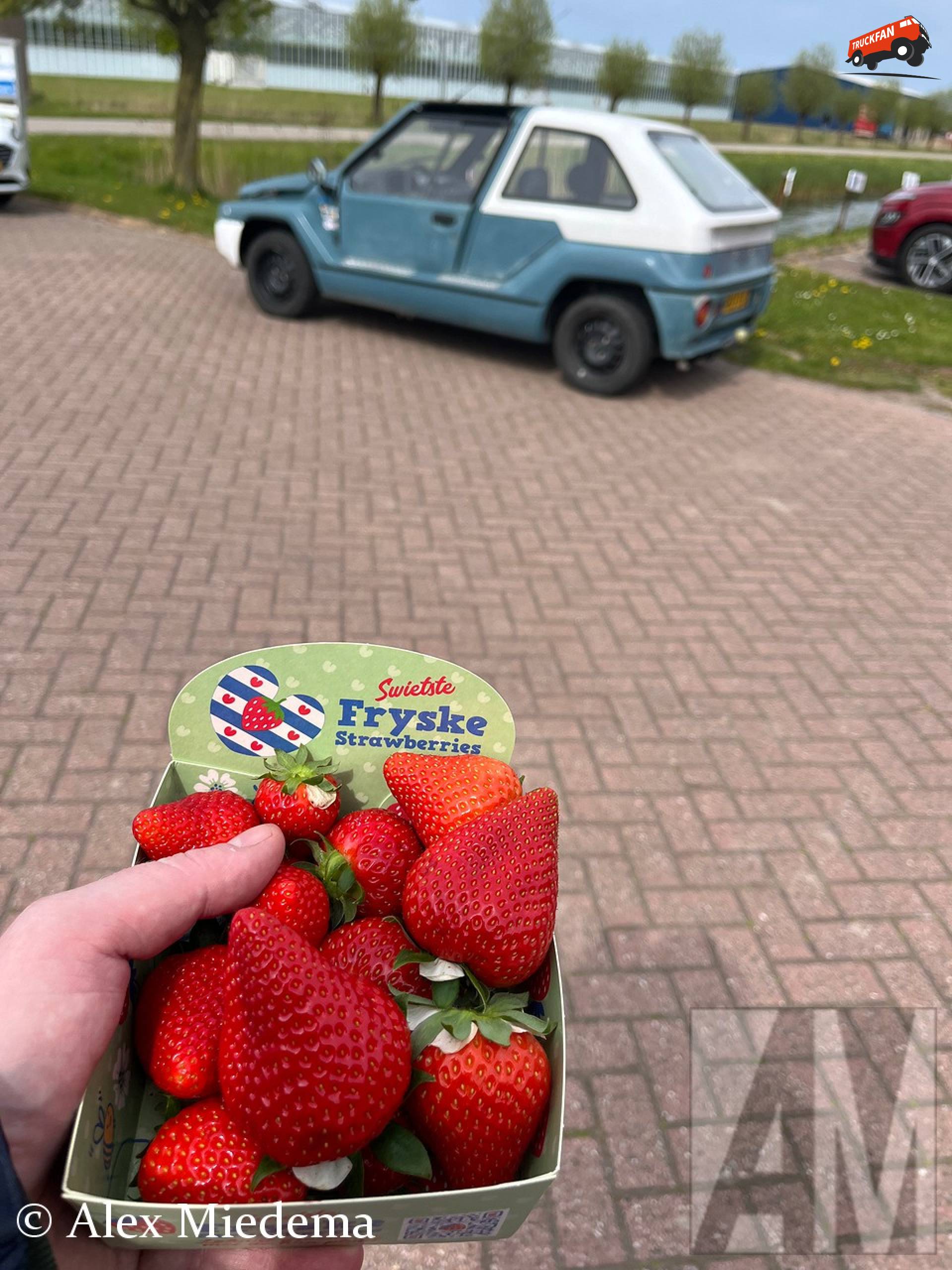 Op de terugweg van Oldtimerdei Minnertsga een schaaltje aardbeien gehaald bij de kas
