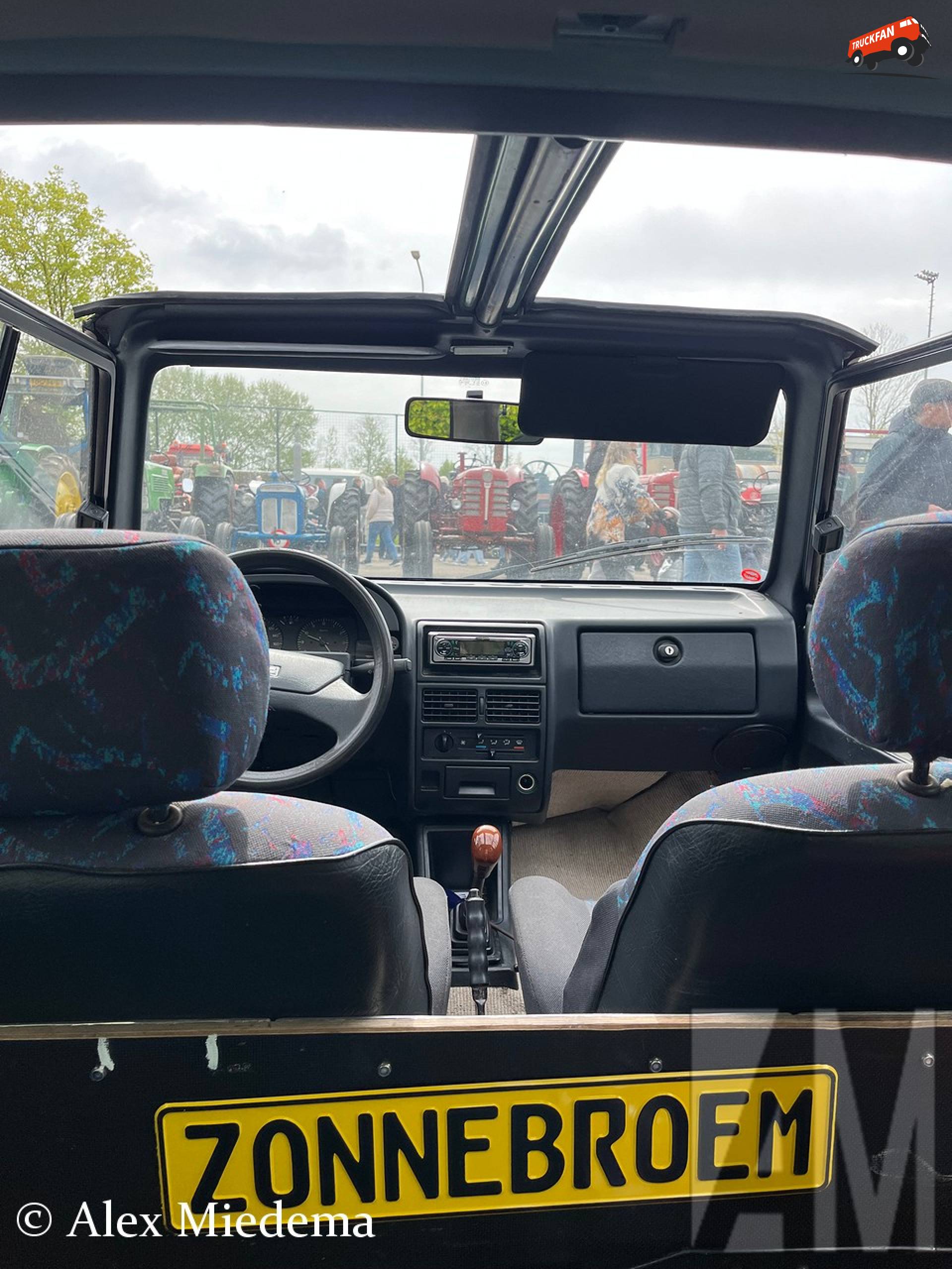 Waar anderen er voor kiezen om op een tuinstoel voor hun auto te gaan zitten op een oldtimerdag, vond ik zelf het laadbakje wel een fijne plek.