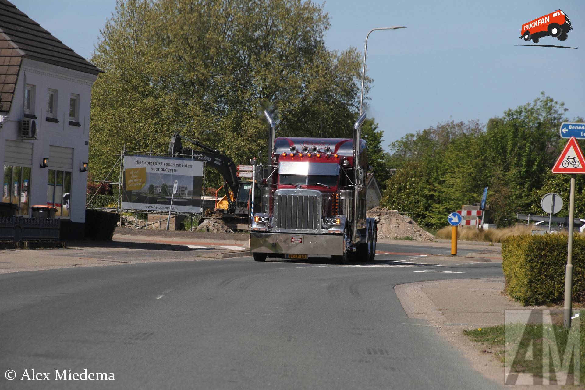 Peterbilt 379 vrachtwagen in Beneden-Leeuwen