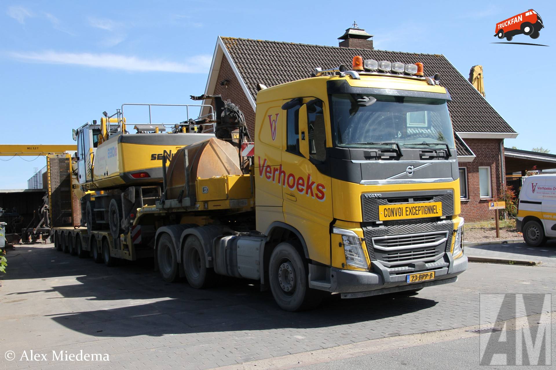 Volvo FH 4th gen met Sennebogen 830E overslagkraan