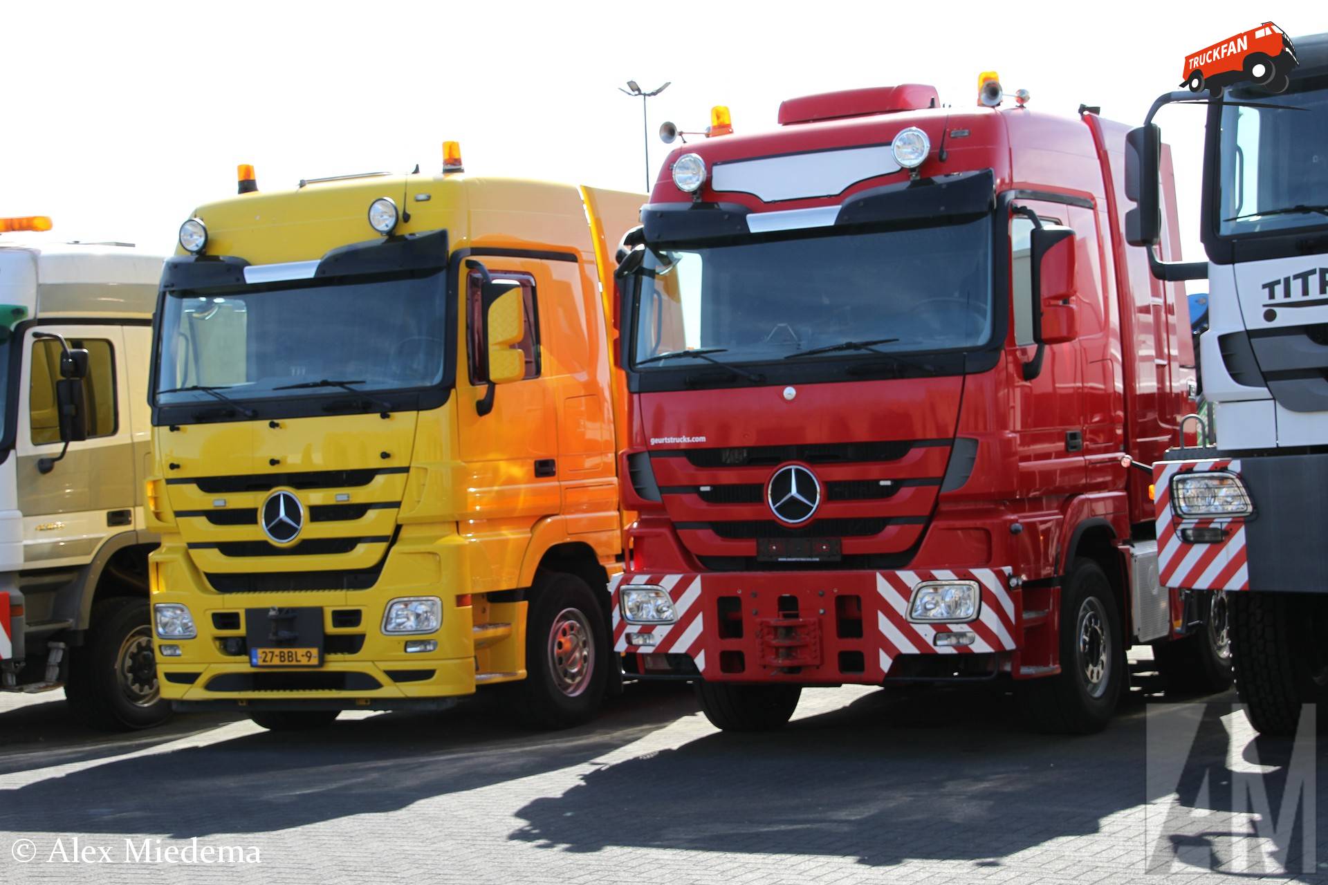 Twee door Titan gebouwde Mercedes-Benz Actros 4165 SLT naast elkaar