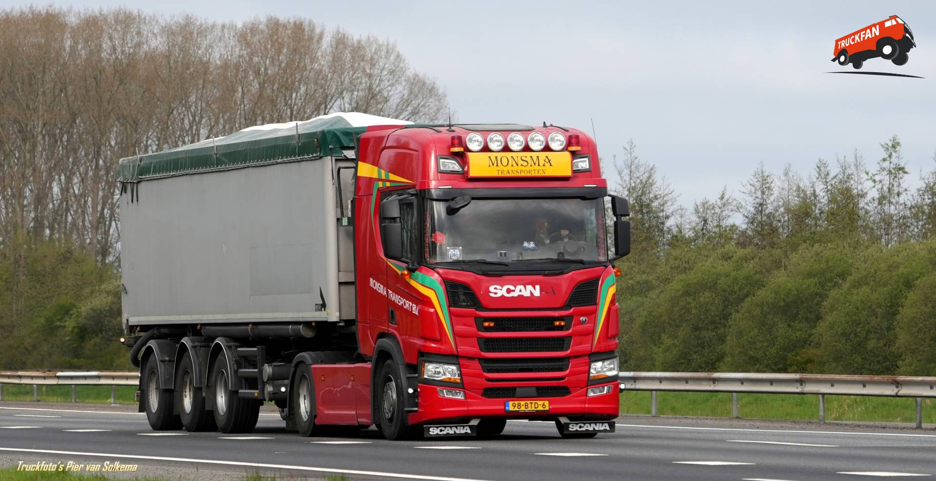Scania R450 vrachtwagen van Monsma op A28 Veeningen