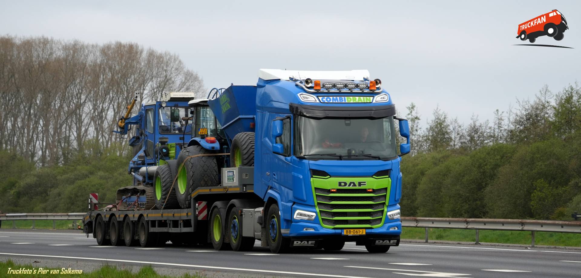 DAF XF Bedrijf Combidrain truck op de A28 bij Veeningen