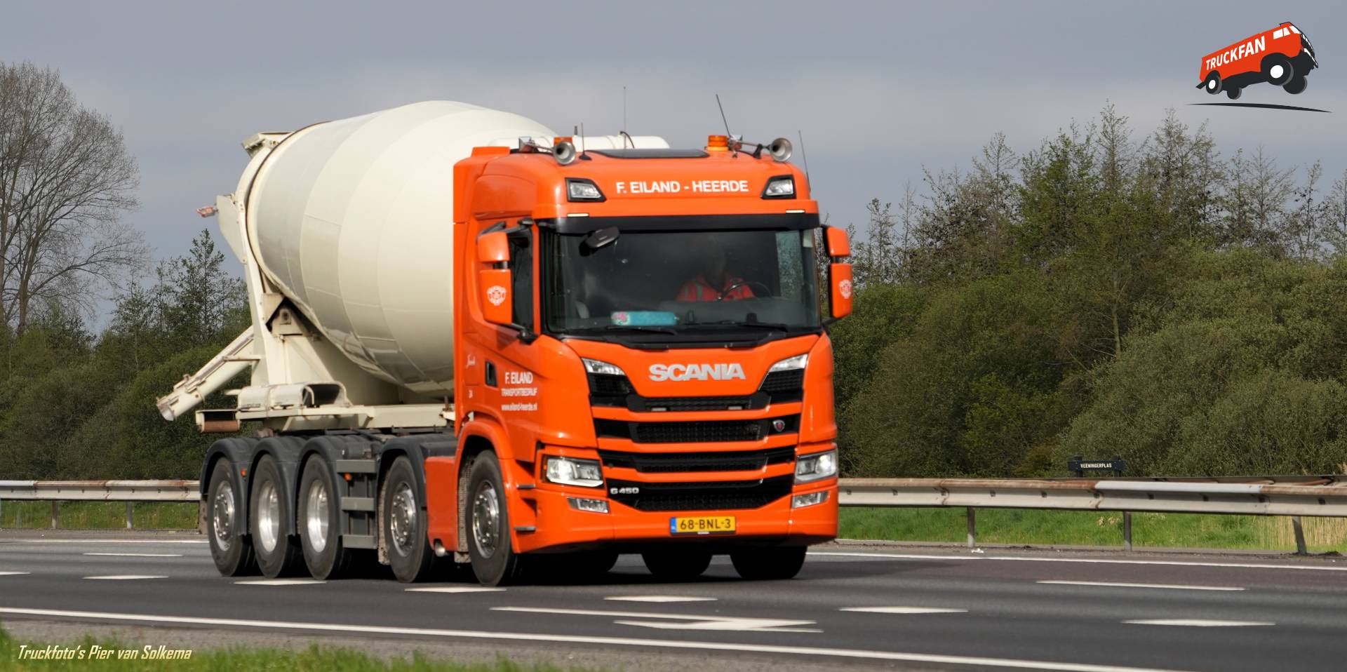Scania R450 betonmixer op A28 Veeningen