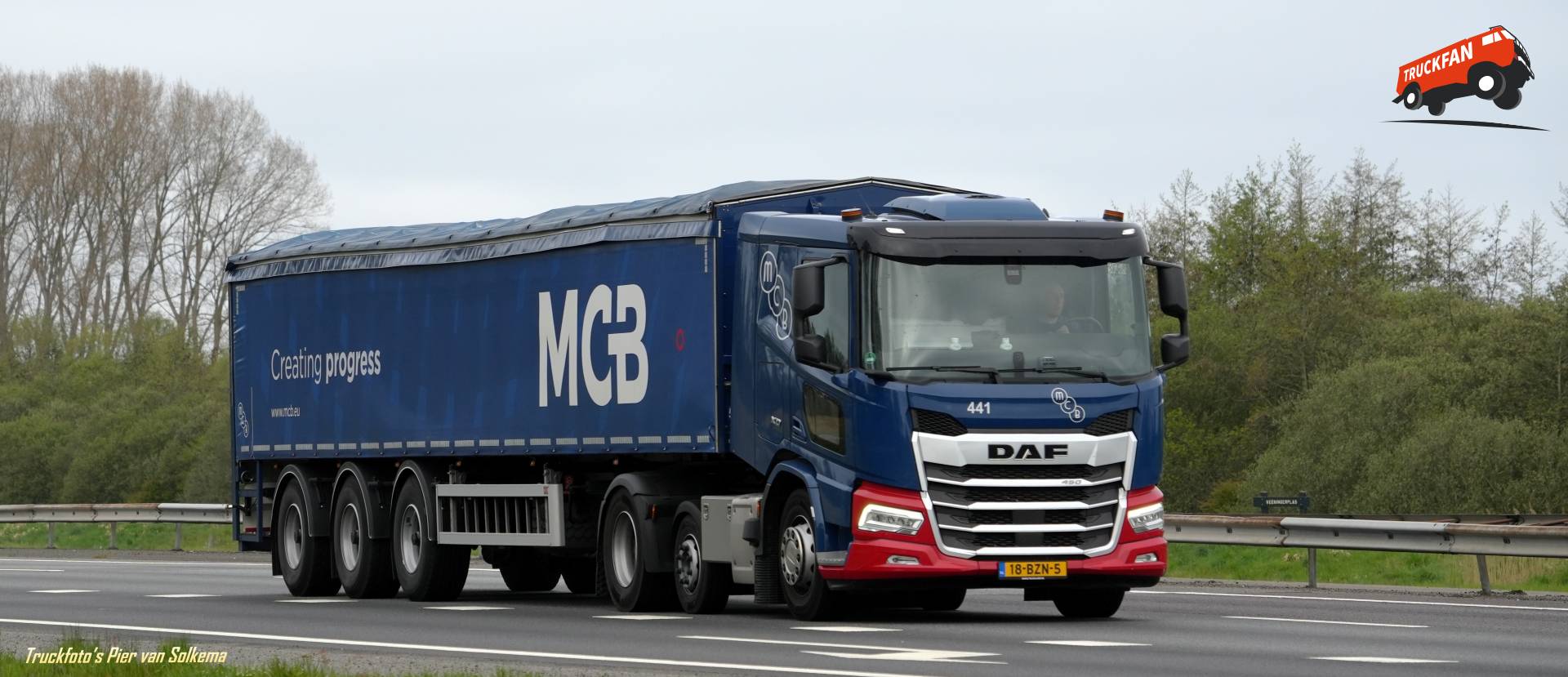 DAF XDBedrijf MCB Huif Transport op A28 Veeningen
