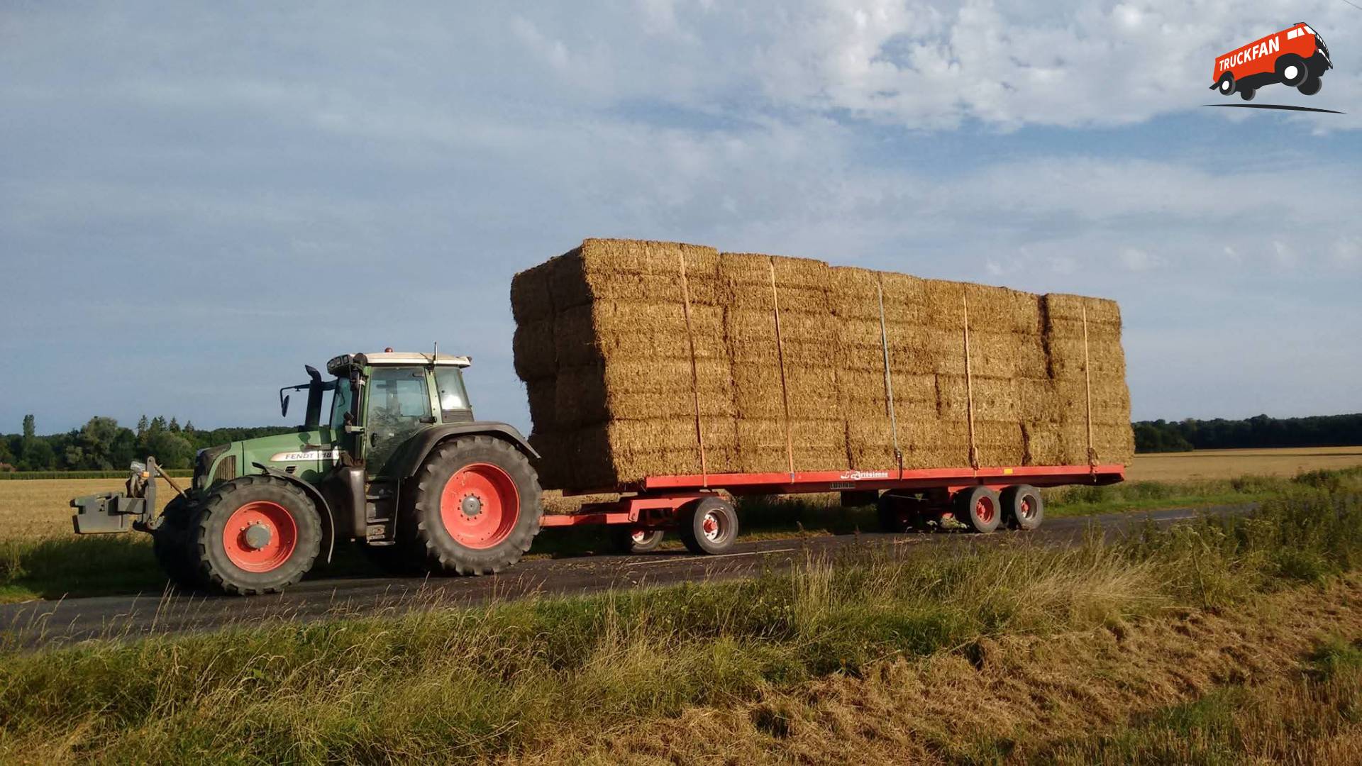 Fendt 818 Vario met balen transport