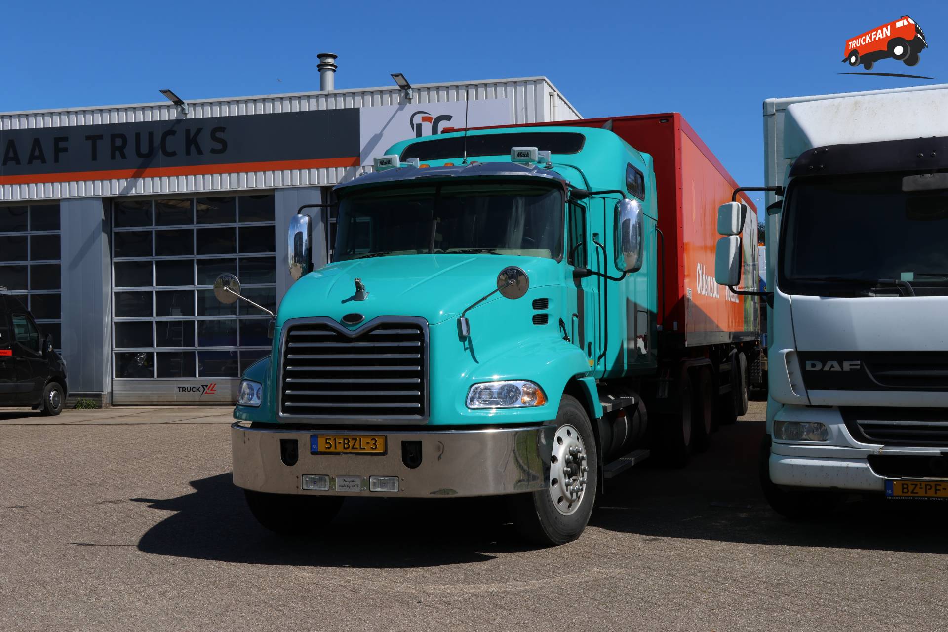 Mack CX Vision machine by Arthur Mantel