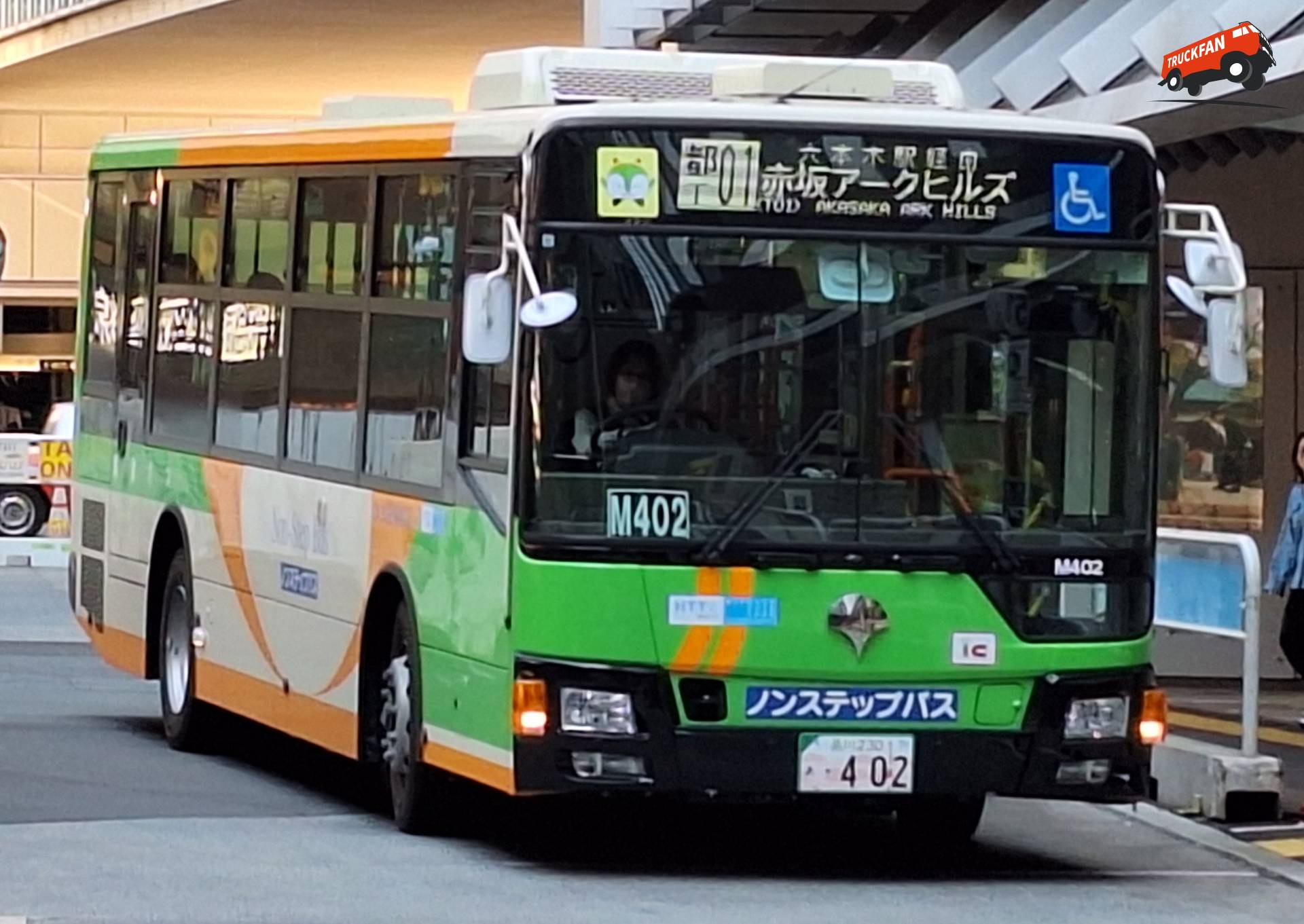 Mitsubishi Fuso Aero Star MP38 bus bij station Shibuya