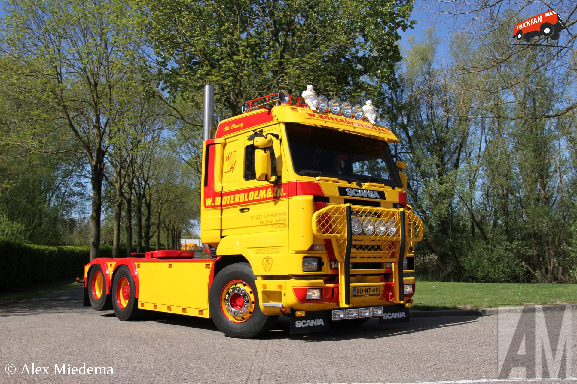 Trucks & Coffee event featuring Scania 143 Streamline