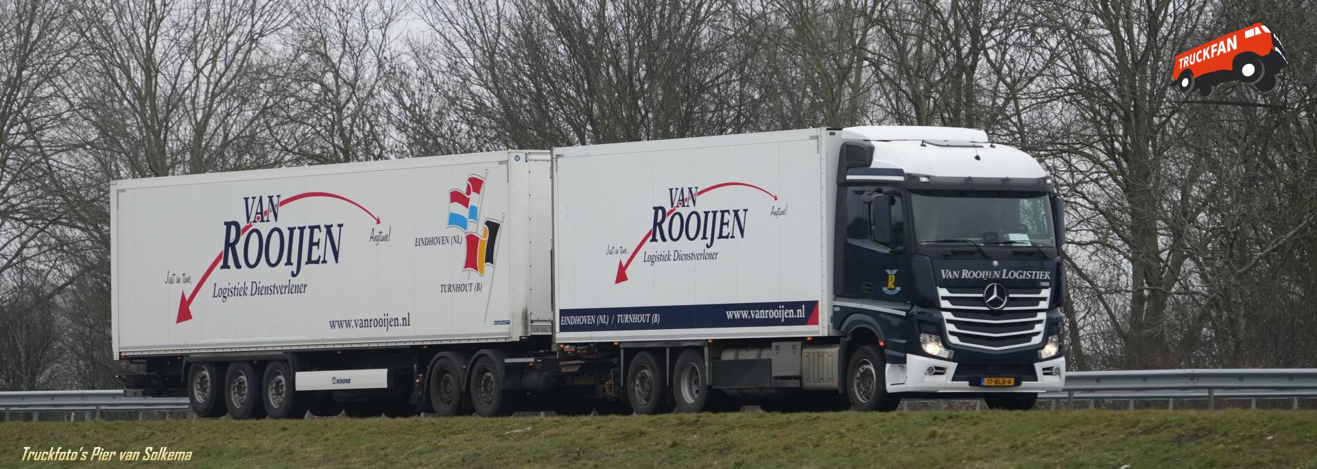 Mercedes Benz Actros vrachtwagen op A7 Sneek