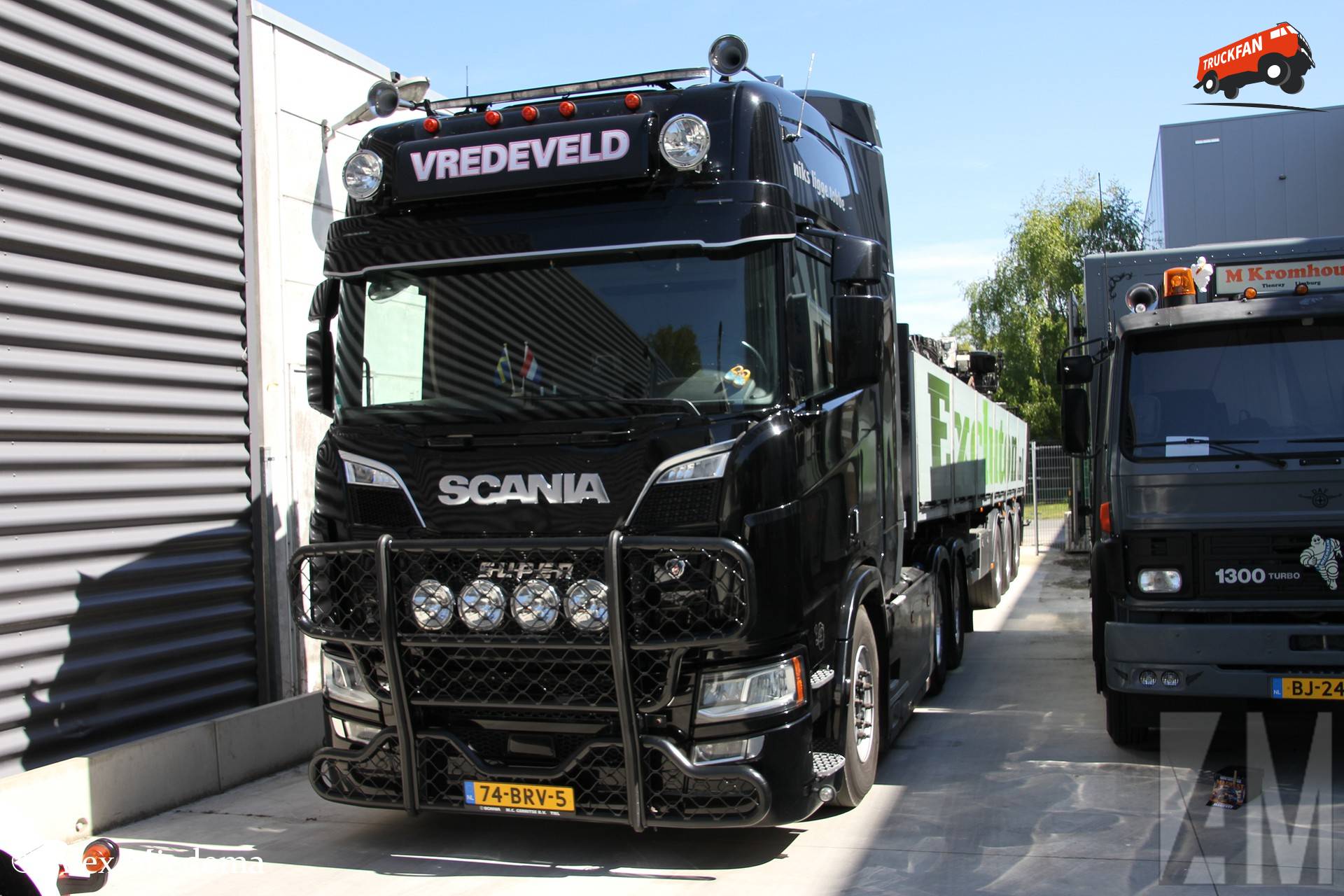 Scania R580 met Excluton oplegger in Metropole Druten