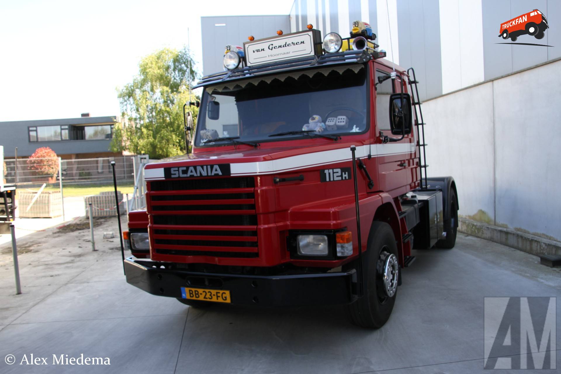 Scania T112H uit 1981 van Van Genderen uit Hoornaar