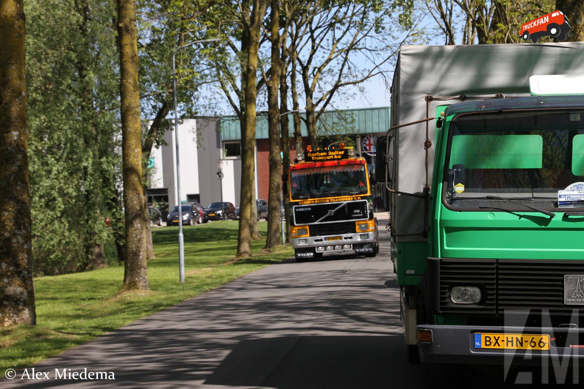 Gerben Buiter verlaat het evenement 'Trucks & Coffee' en passeert daarbij de Iveco-Magirus van een bezoeker