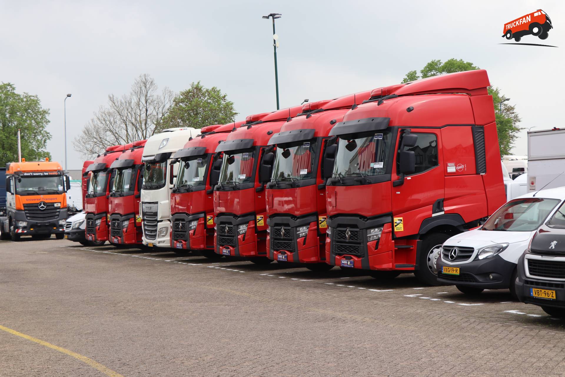 Rij jonge Renault T trucks bij Kleyn Trucks