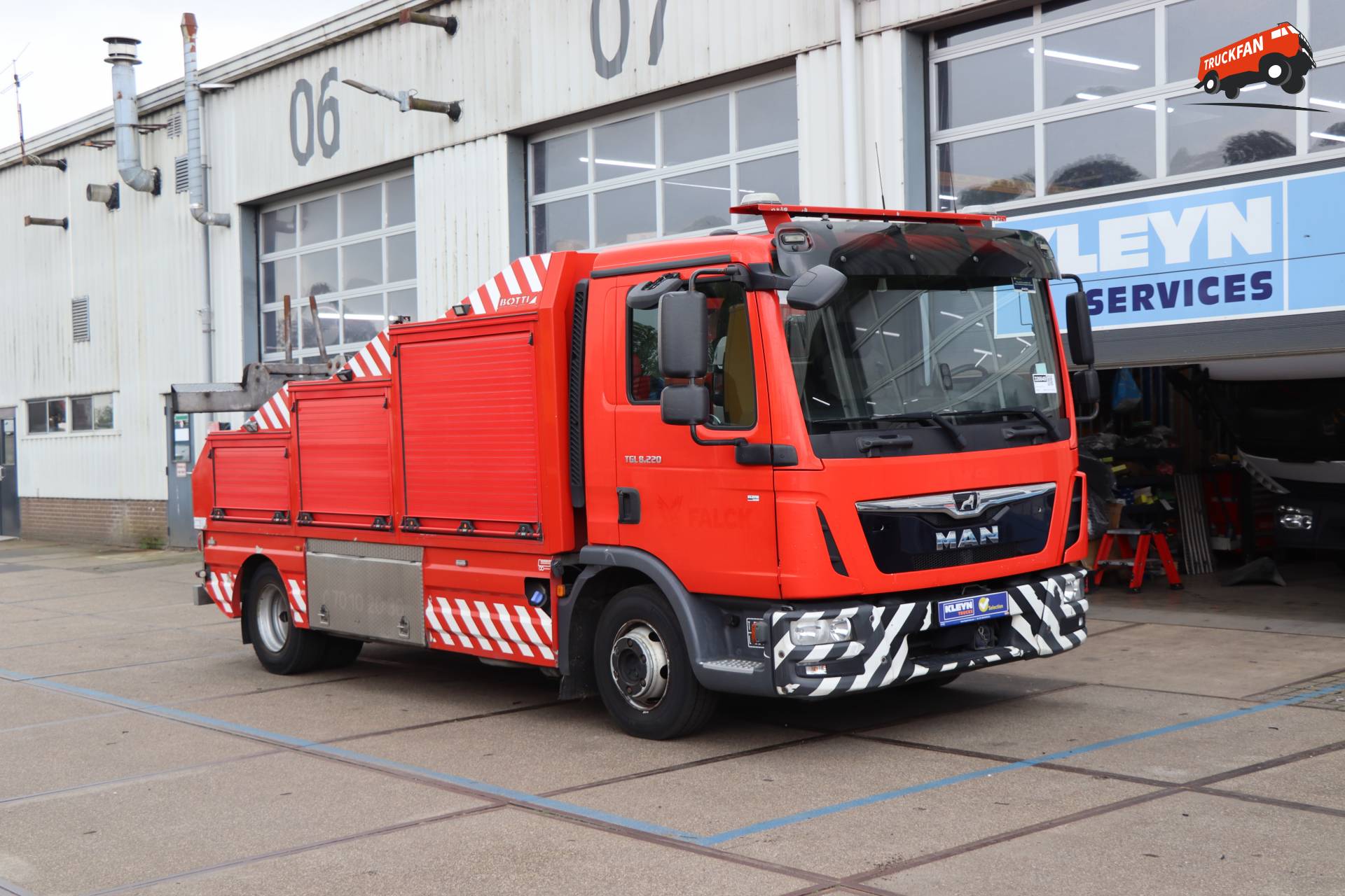 MAN TGL 8.220 met Botti bergingsopbouw bij Kleyn Trucks