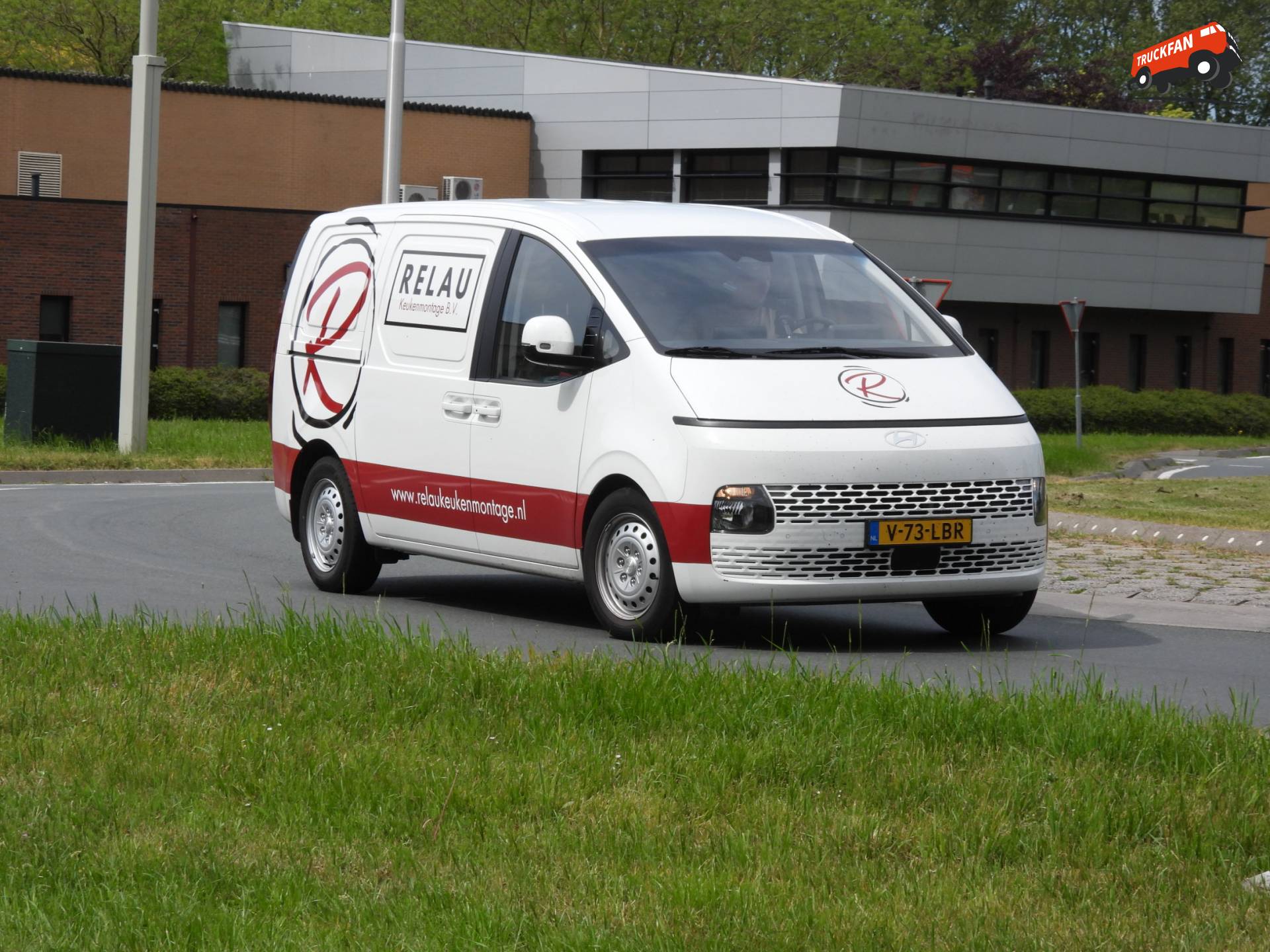 Hyundai Staria van 2024 met benzine- en elektromotor