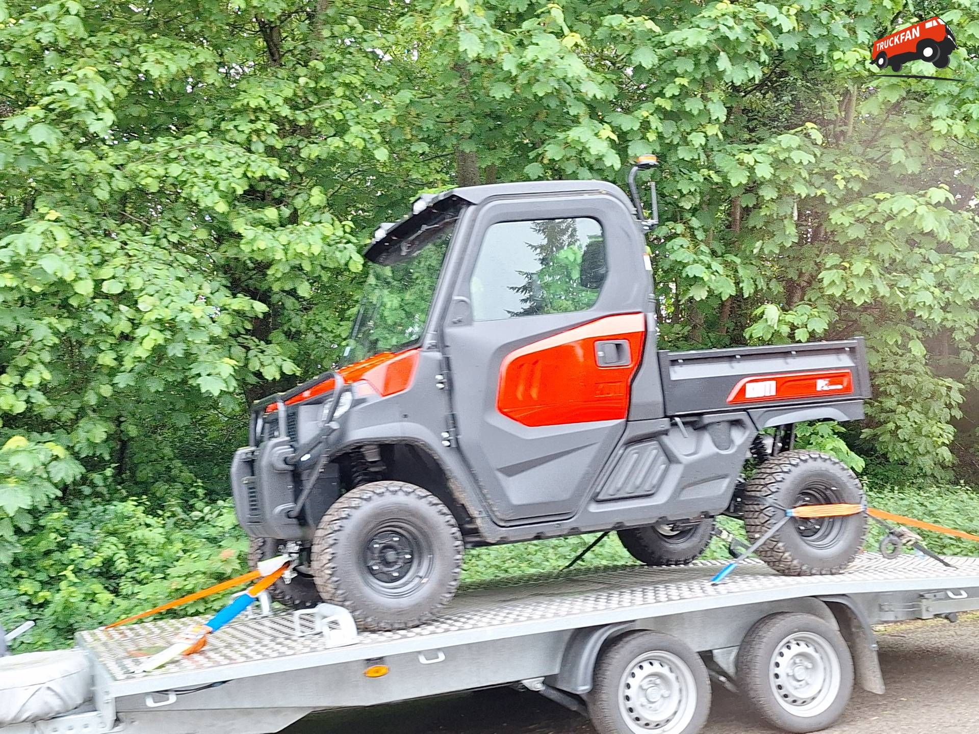 Kioti 2410 nutsvoertuig op trailer in Overijse