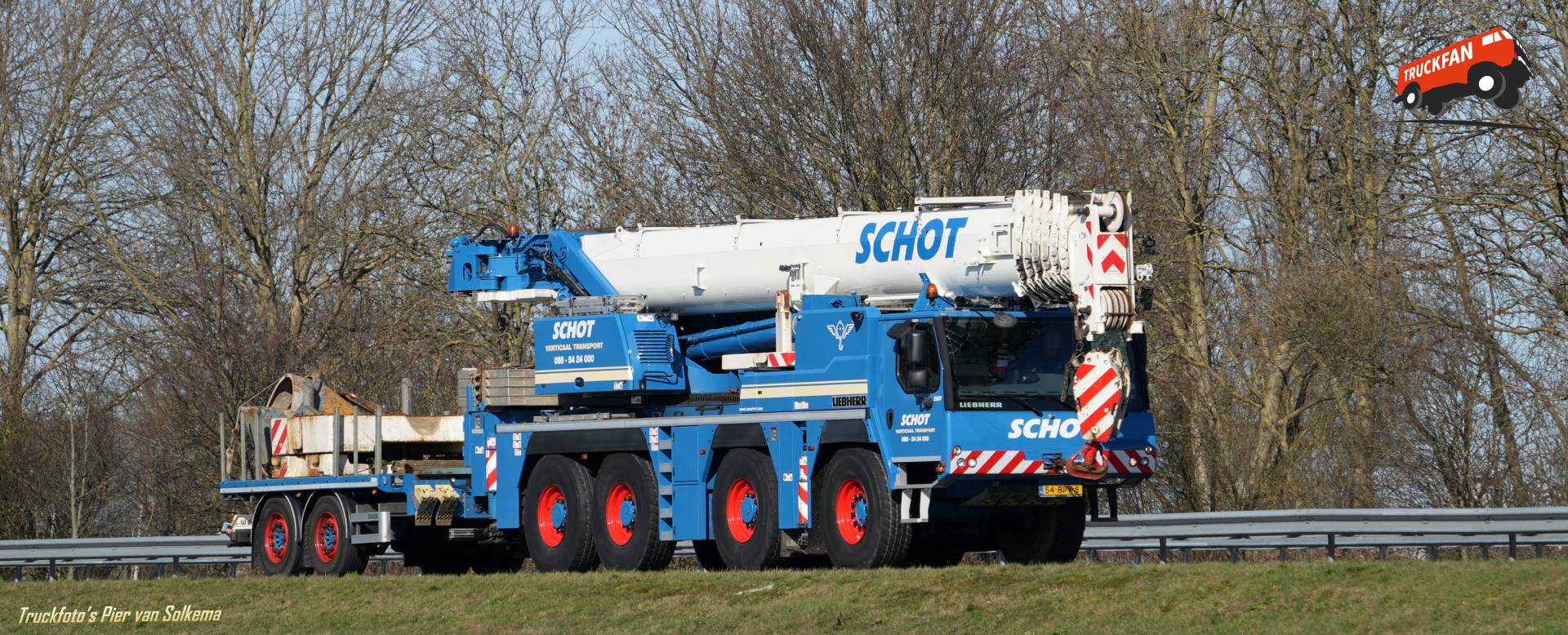 Hijskraan van Liebherr bij A7 Sneek