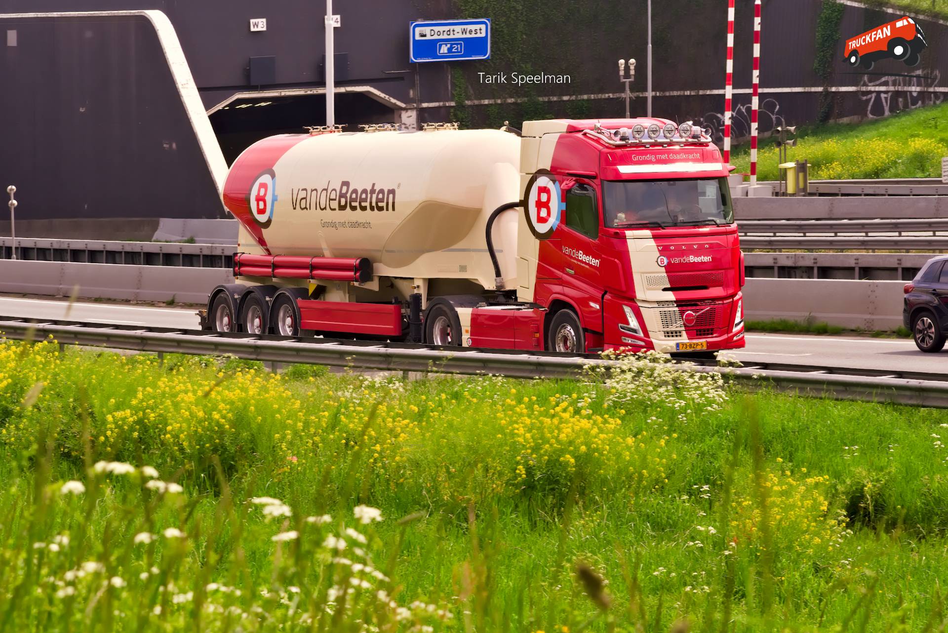 Volvo FH Aero vrachtwagen met kenteken 73-BZP-5