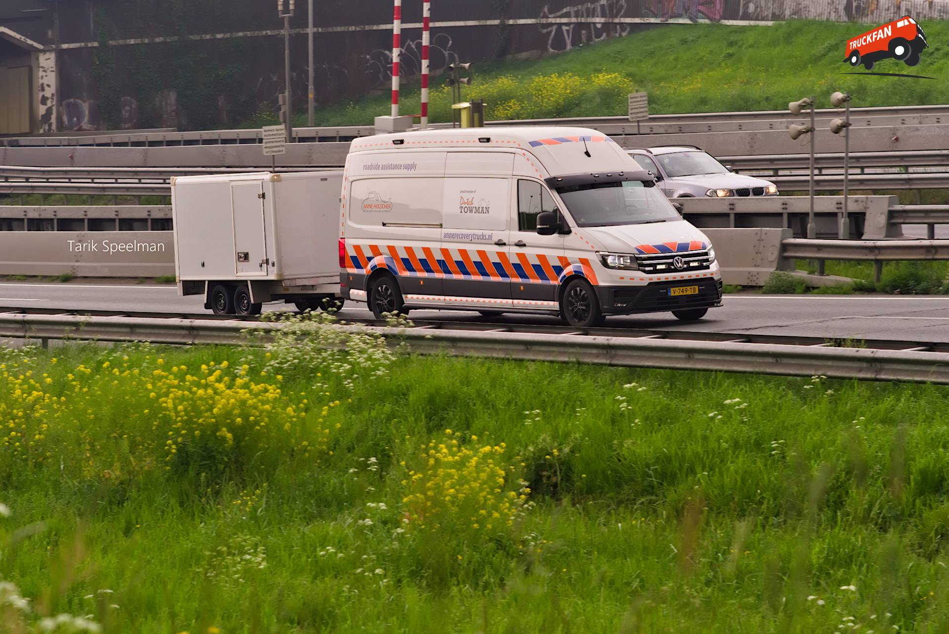 Volkswagen Crafter met kenteken V-749-TB op A16