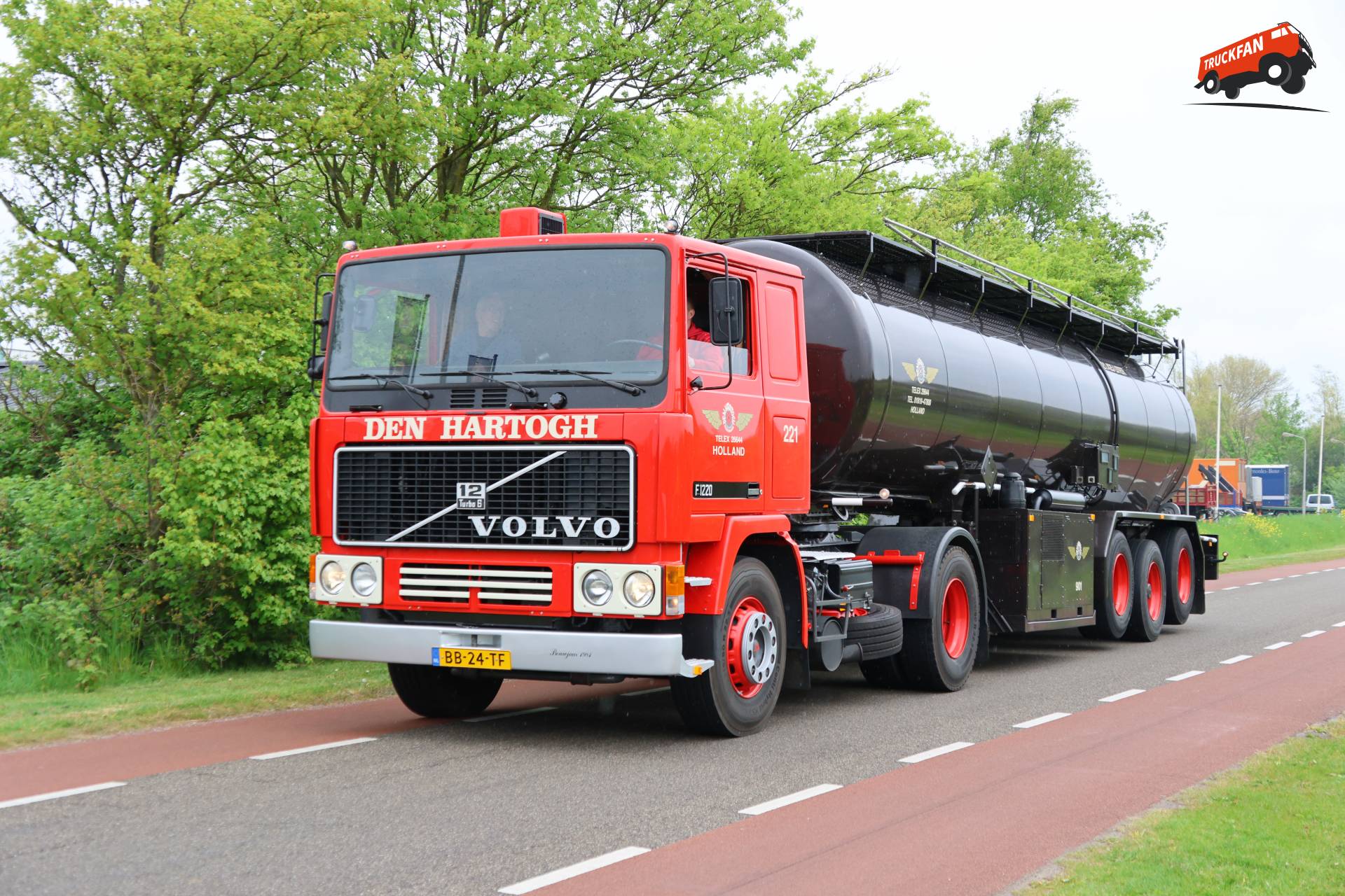 Volvo F12 vrachtwagen van Den Hartogh