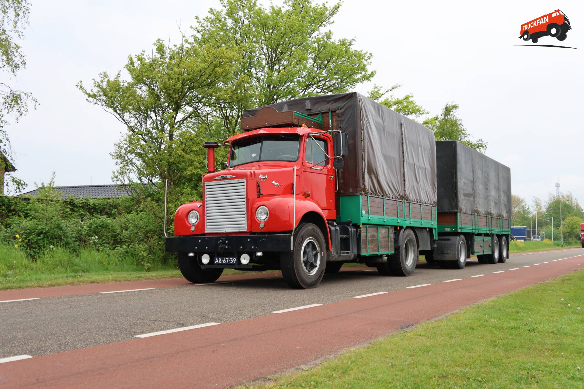 Mack C600 truck