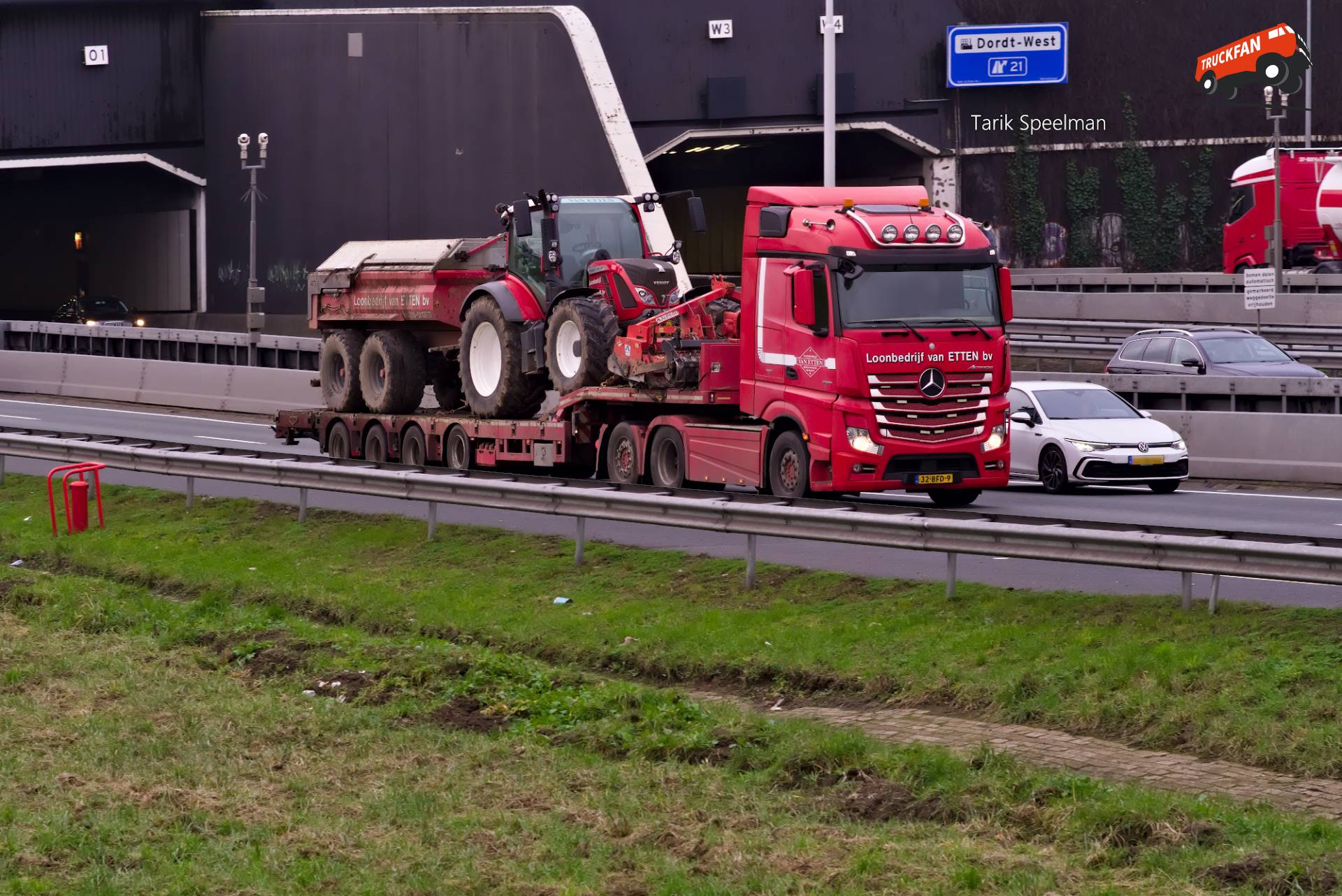 Mercedes-Benz Actros MP4 en Fendt 516 Vario op de A16