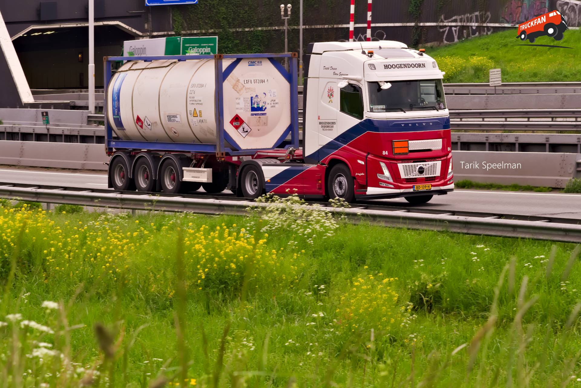 84, Volvo FH Aero Tanktainer Transport op A16