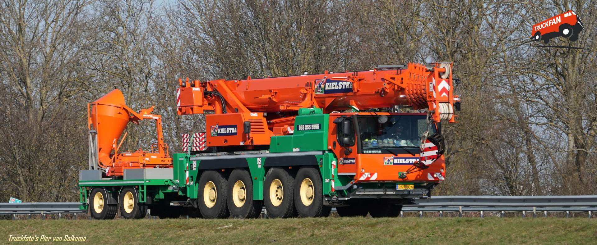 Liebherr LTM 1070 hijskraan op locatie A7 Sneek