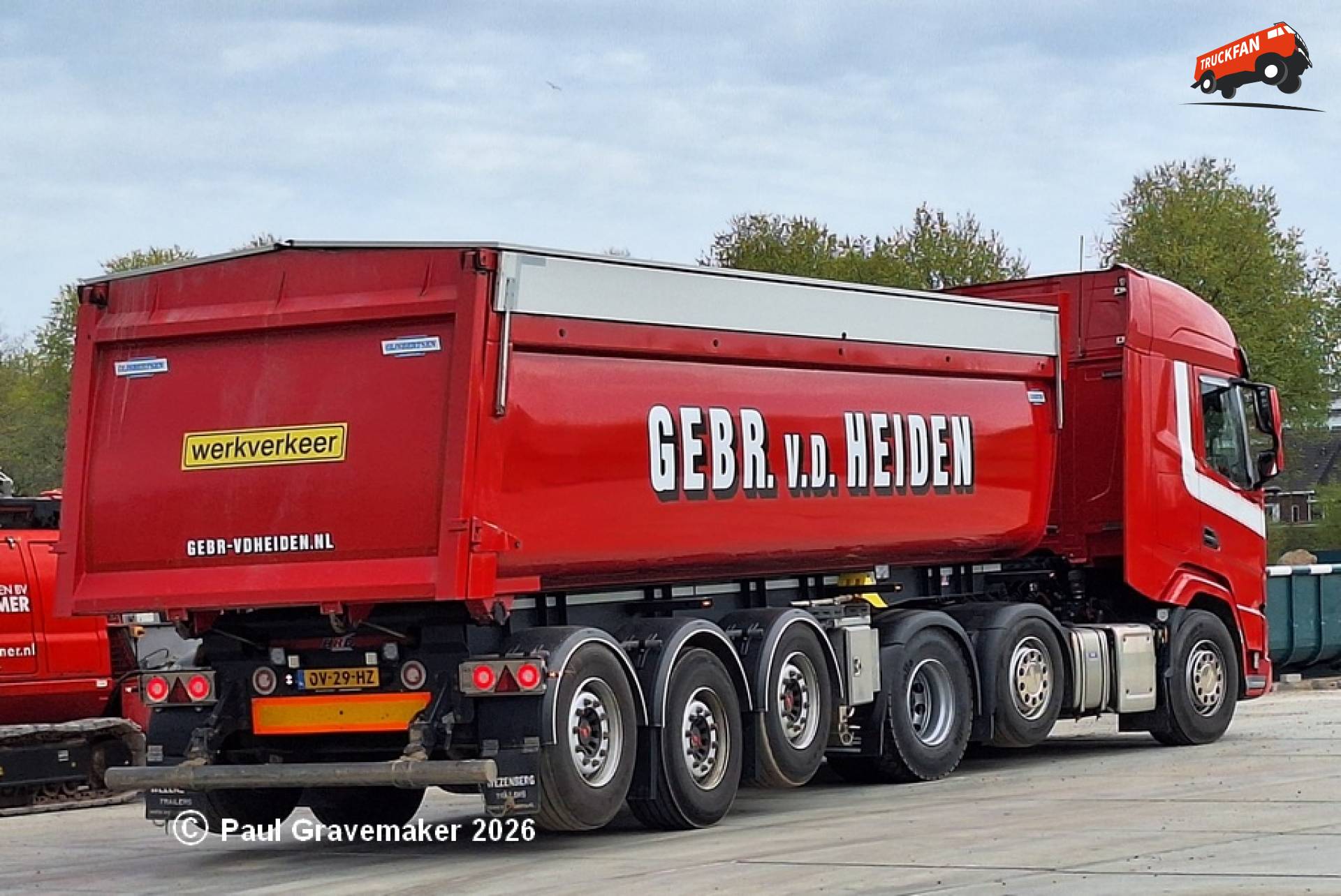 HRD chassis met Gijsbertsen kipper en DAF trekker