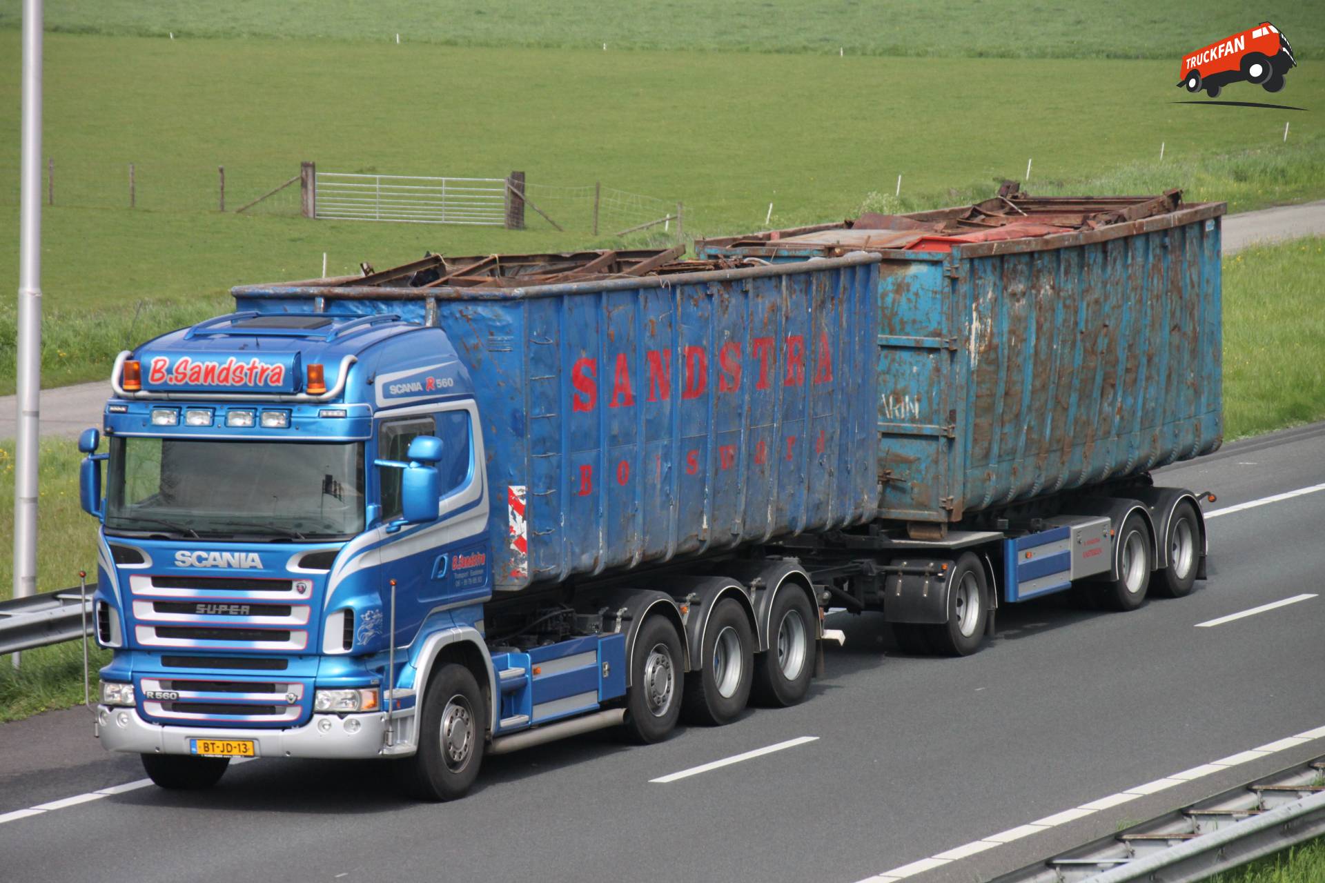 Scania R560 vrachtwagen bij Sandstra