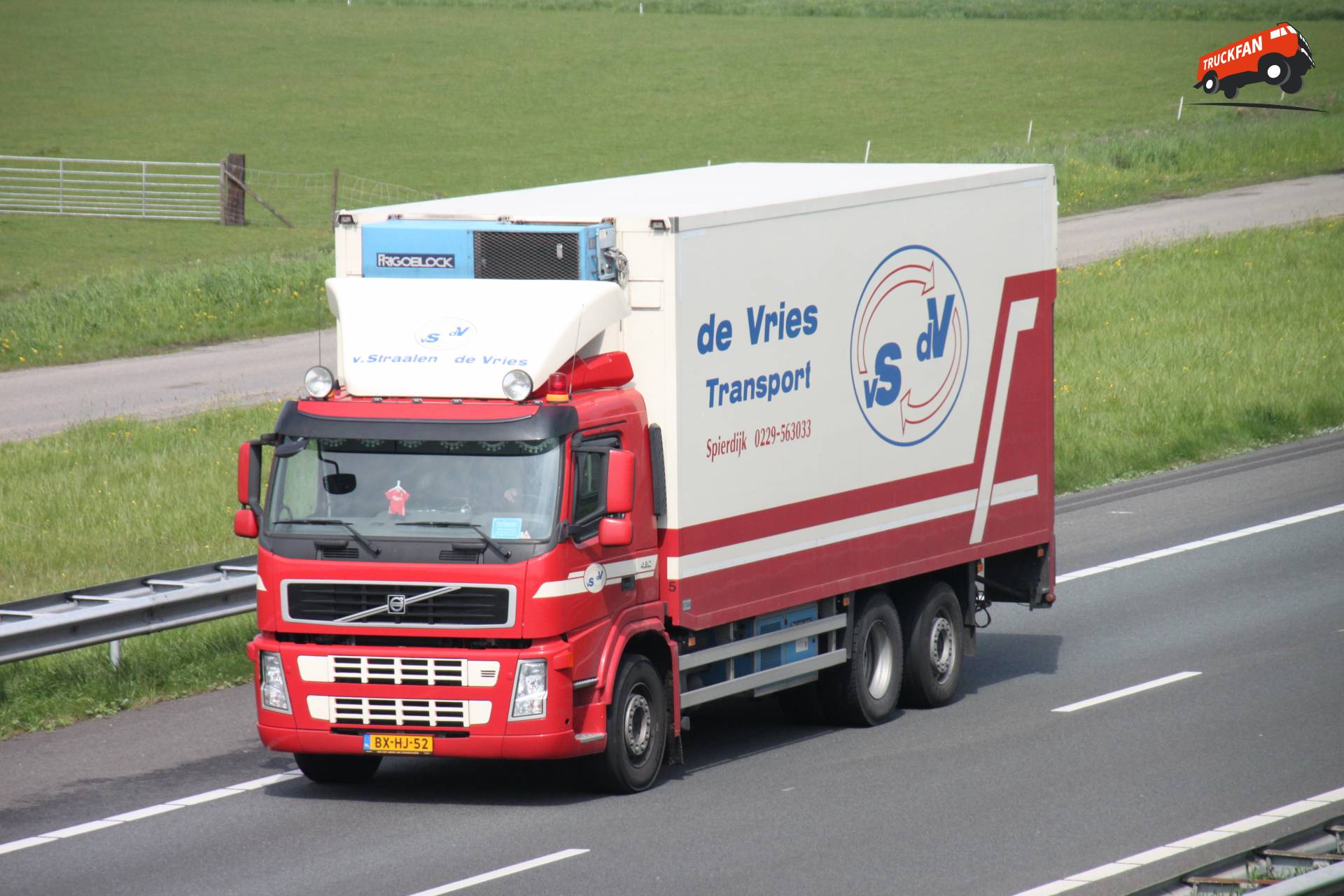 Volvo FM truck van het bedrijf De Vries